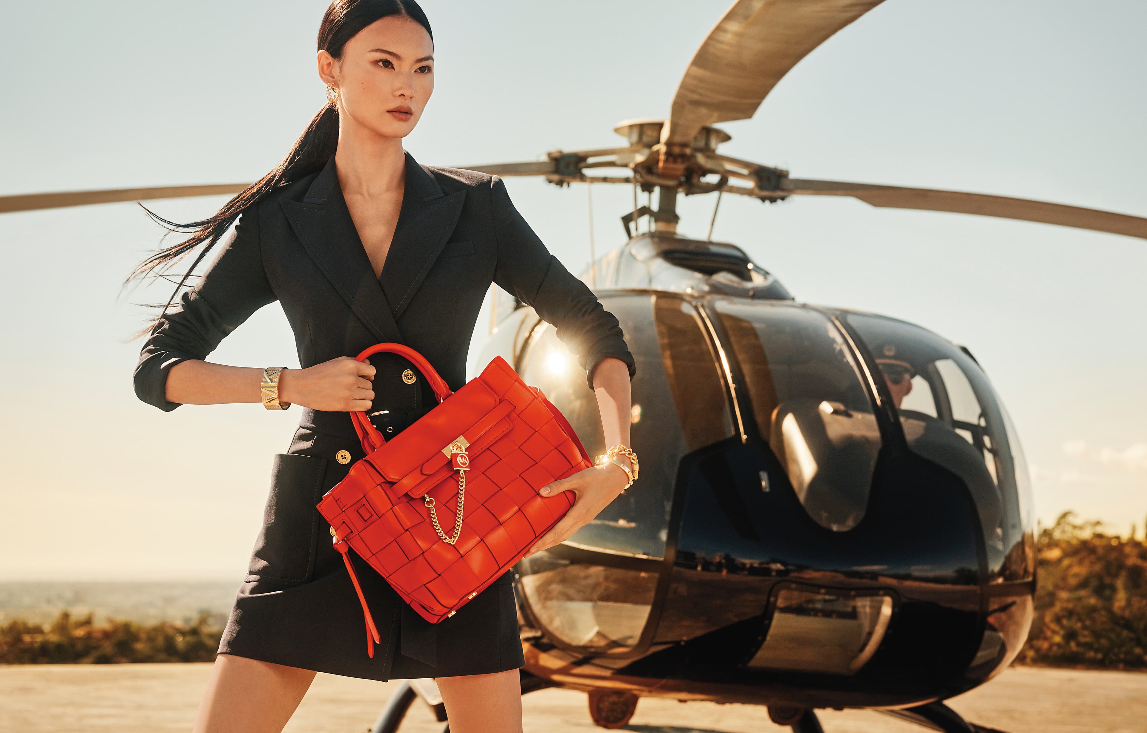 Michael Kors 2023春夏系列形象廣告,中國大陸名模賀聰也一同拍攝。(Michael Kors提供)