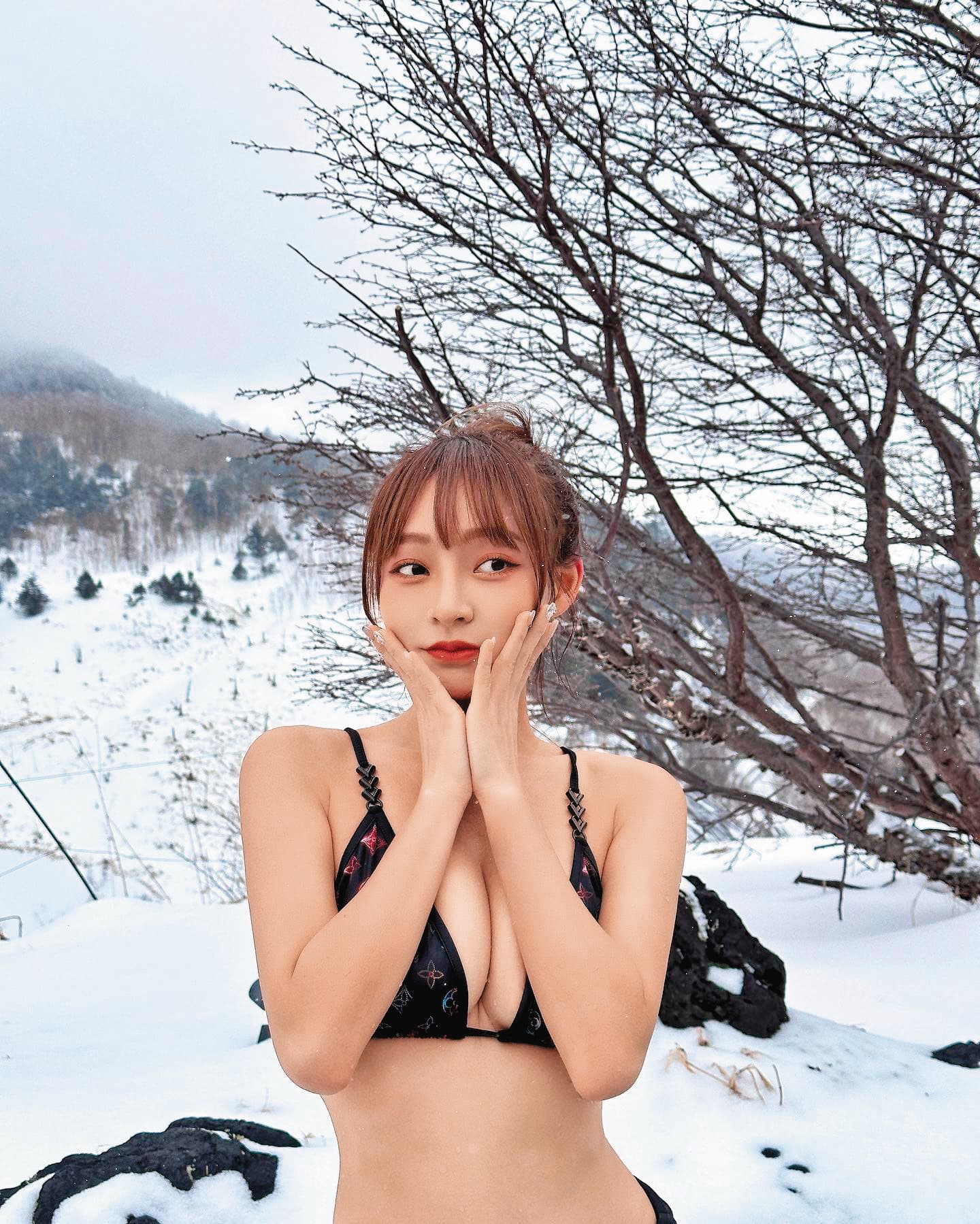 林襄在冰天雪地秀出比基尼,吸引25萬粉絲按讚。(翻攝自林襄臉書)