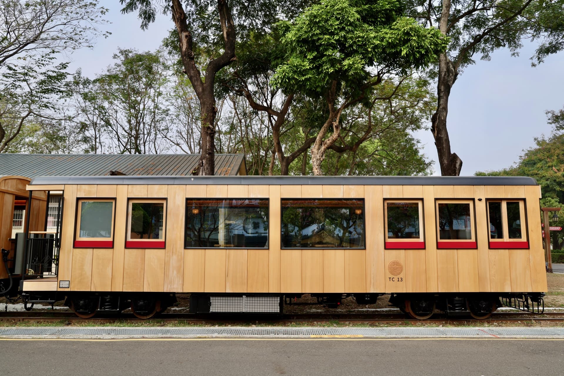 車廂外觀採用大片式的台灣檜木板材,搭配深邃的黑色窗框,並在車身側面以經典紅色點綴。(阿里山林業及文資處提供)