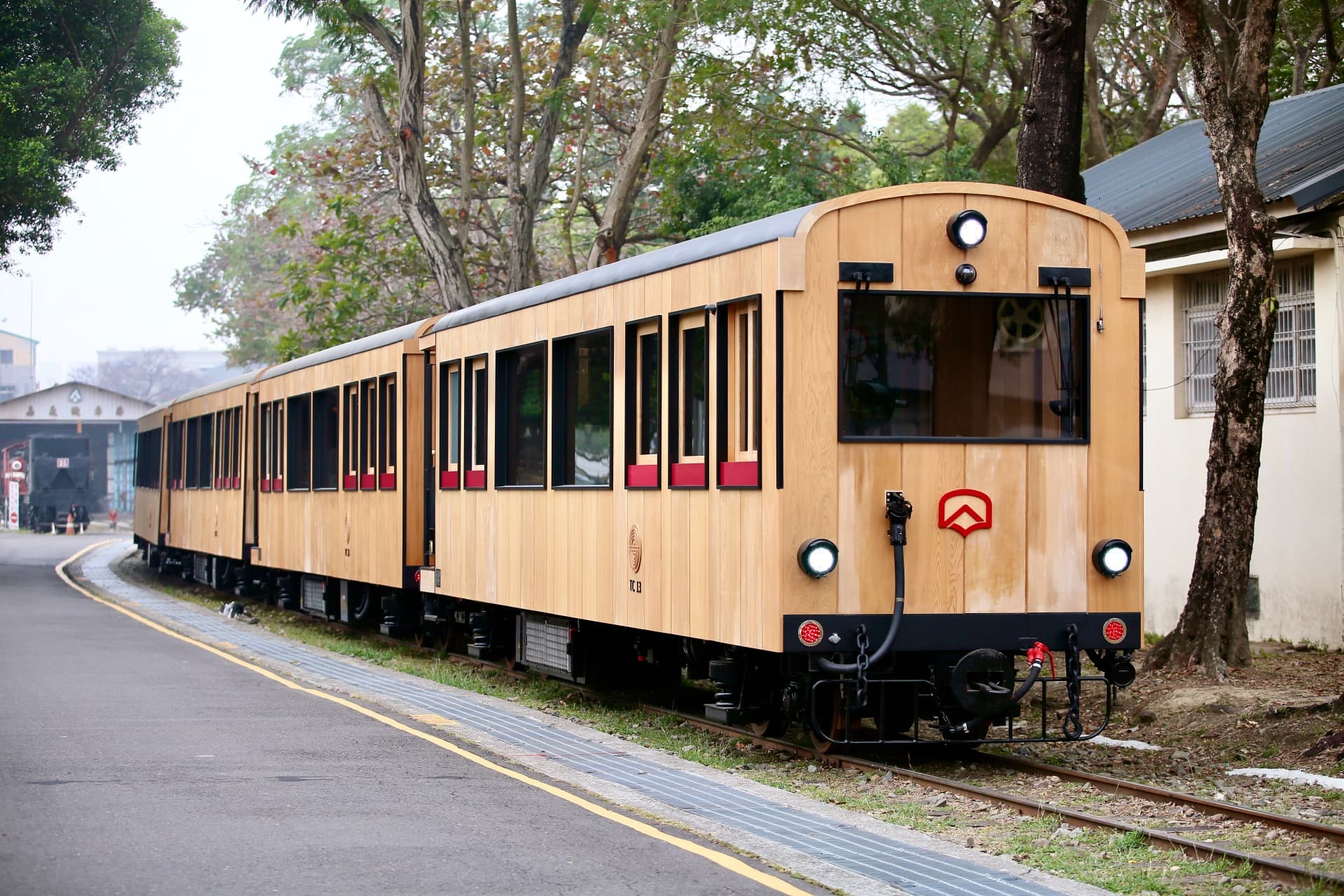 阿里山林業鐵路新一代檜木車廂-福森號。(阿里山林業及文資處提供)