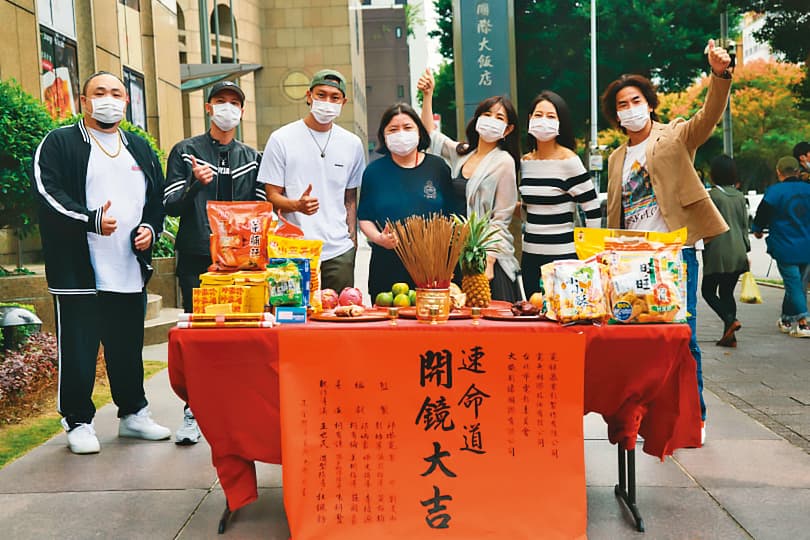 柯有倫（右一）參與演出的愛情電影《速命道》，將於2023年上映。（寬銀幕電影製作提供）