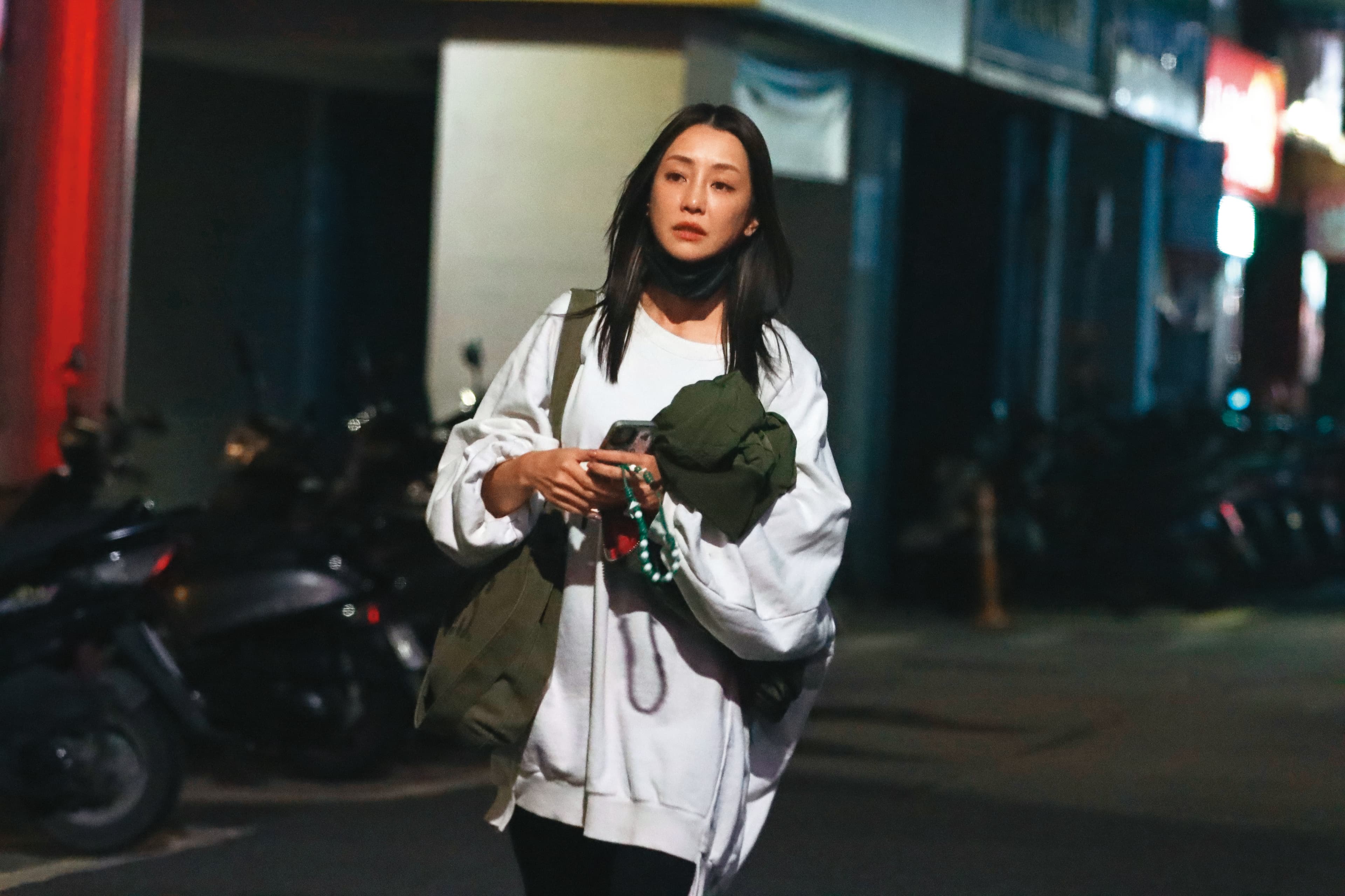 大方走在街上,謝欣穎毫無變裝,私下過得很坦蕩蕩。