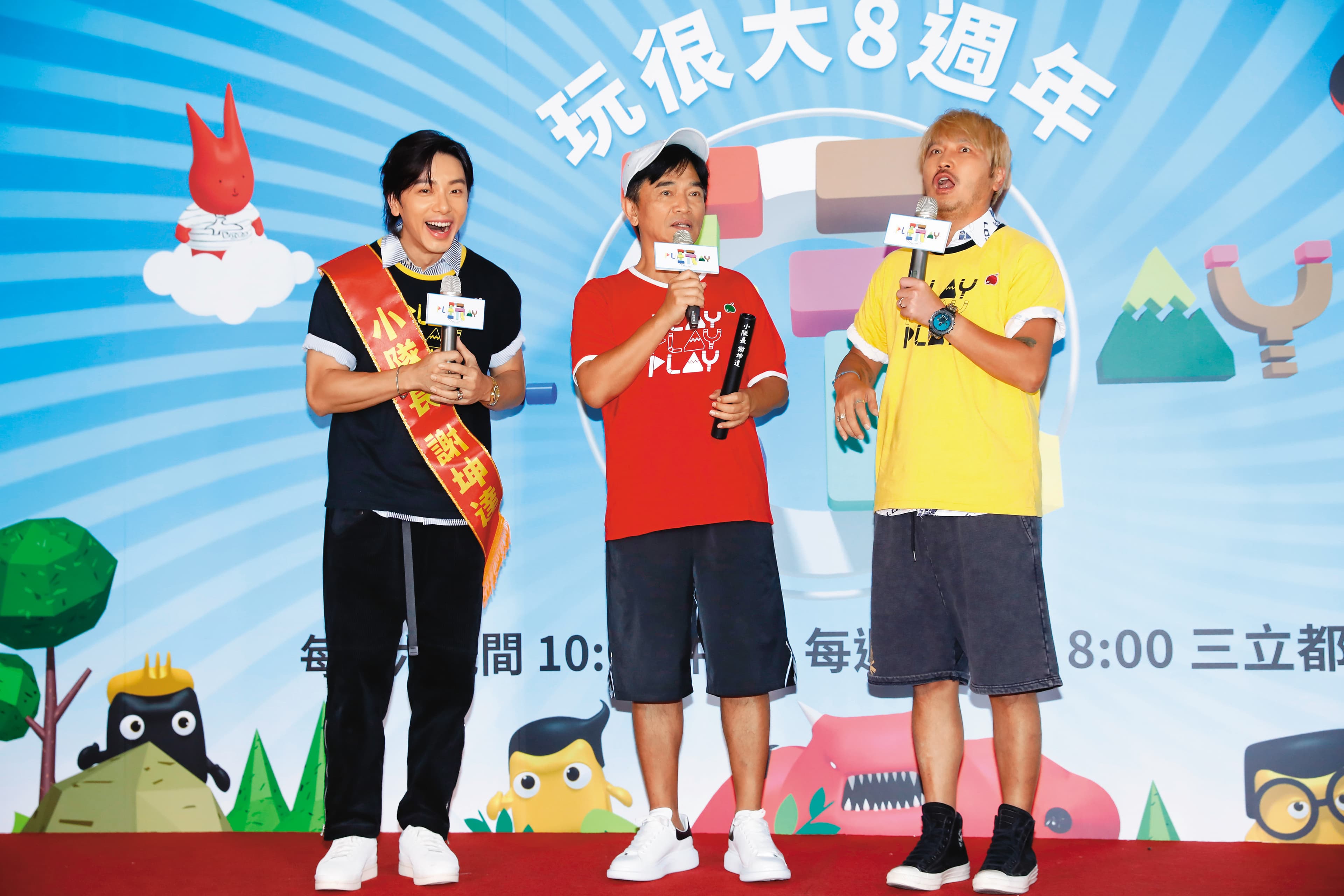 坤達(左)接下《綜藝玩很大》主持棒,事業版圖愈來愈大,從戲劇、電影再橫跨綜藝圈。中為吳宗憲、右為KID。