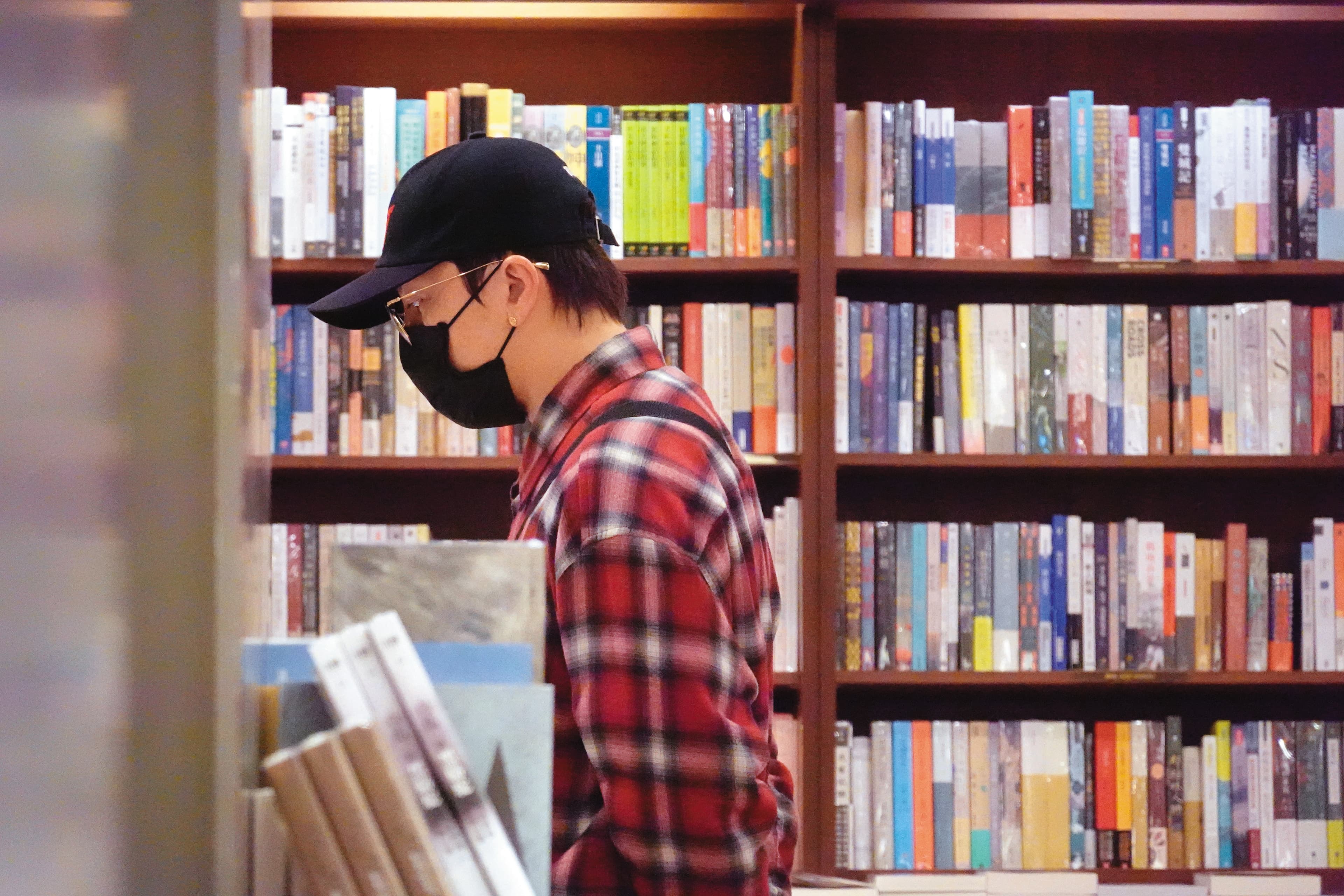 2月19日19:11,坤達和柯佳嬿到了書局,兩人都有讀書的嗜好,因此在那待了2個小時各自選書。