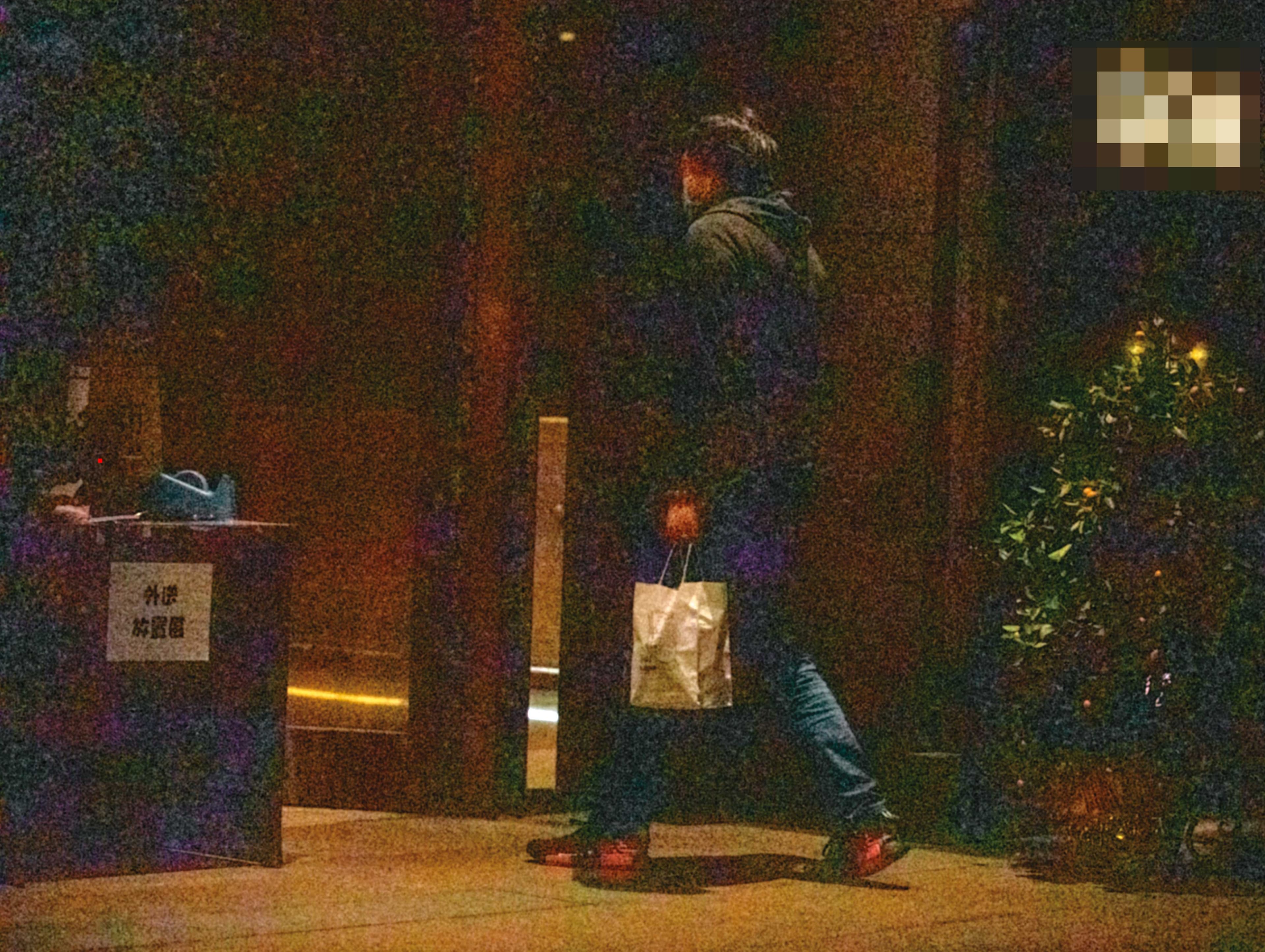 2023.02.14 20:25 徐千晴和吳子文吃完晚餐後,2人一前一後步入吳宅。