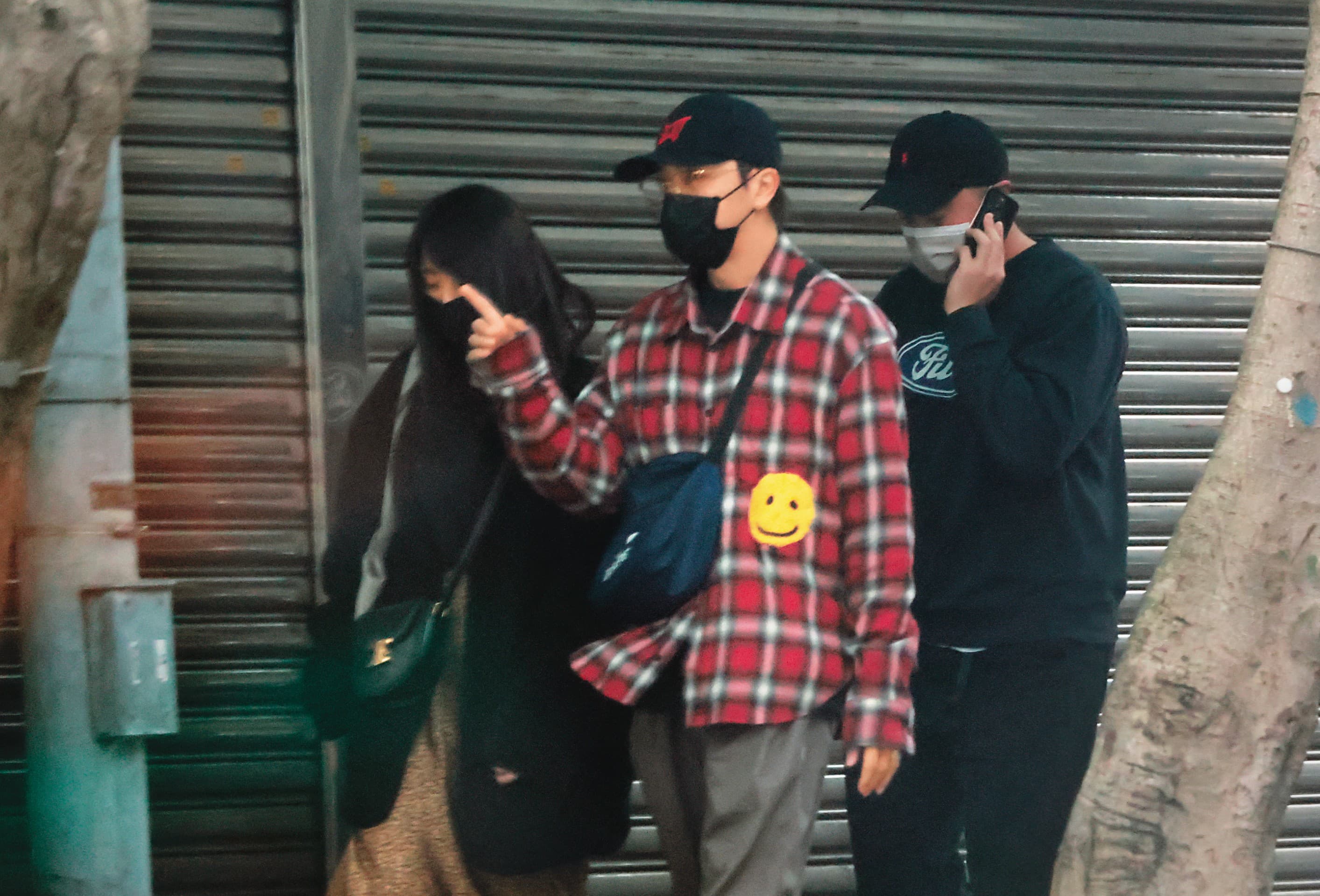 2月19日16：05，坤達和柯佳嬿走在路上，竟巧遇張孝全（右），只是張孝全忙著講手機，無暇與他們交談。