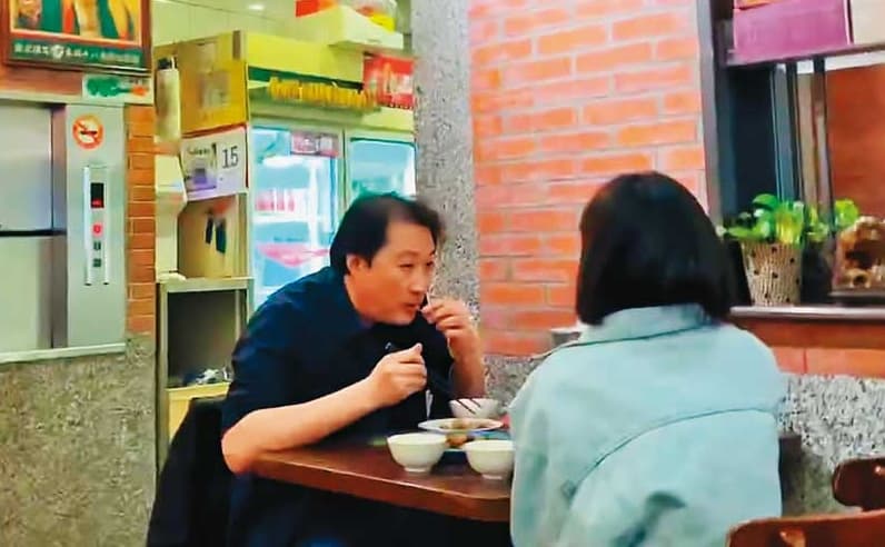 2022.12.24 20:00 徐千晴與吳子文於耶誕夜當晚,相約在林森北路一家熱炒店用餐。
