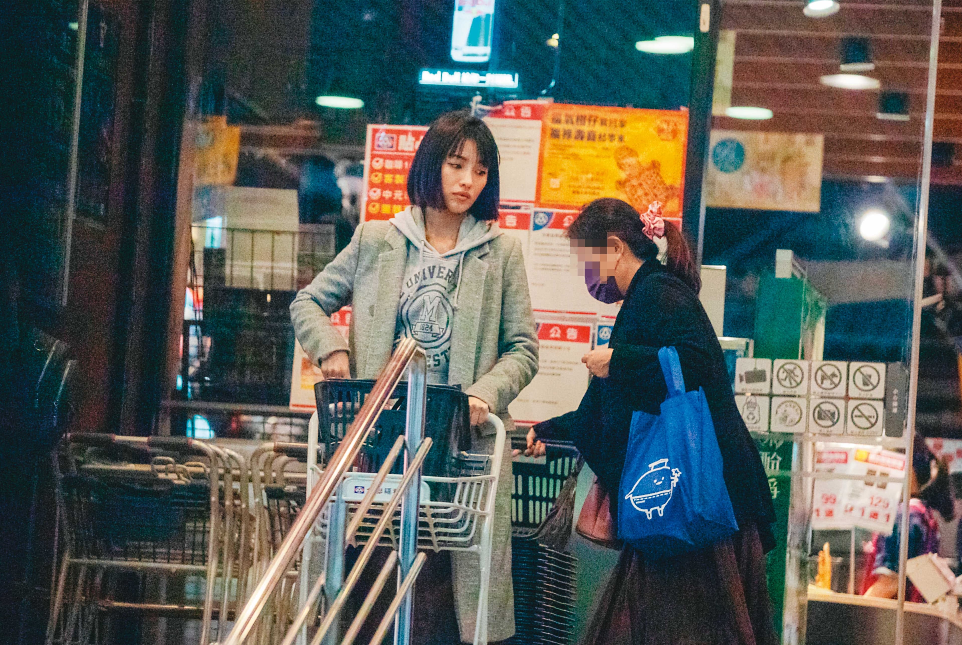2023/02/09 17:54 本刊直擊,徐千晴前往超市購買食材後直奔吳家,似乎要下廚展現手藝。