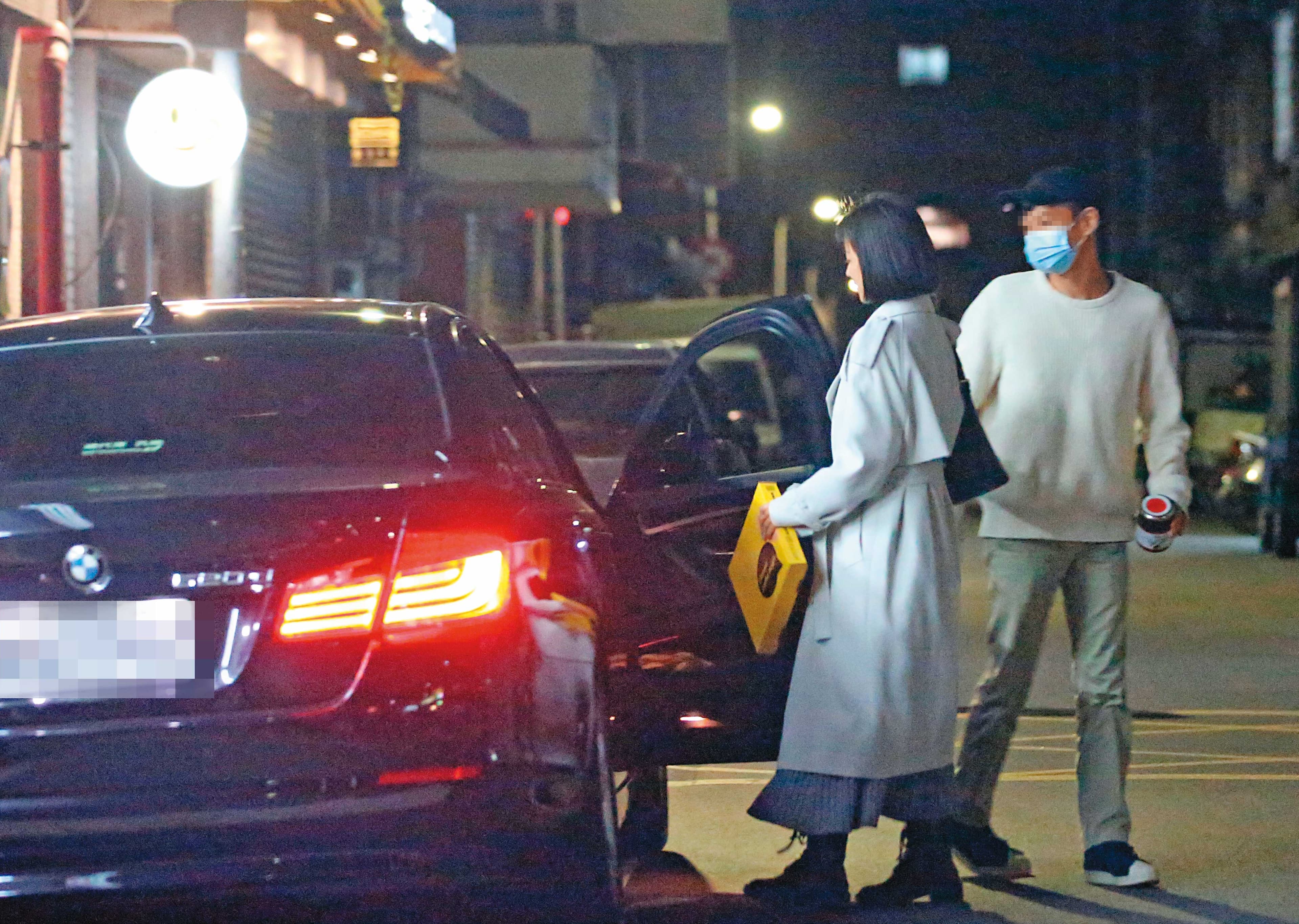 「潮男送返家」2022/12/23 23:03 一名潮男(右)開著BMW載徐千晴(左)出遊用餐,還貼心幫忙開車門。