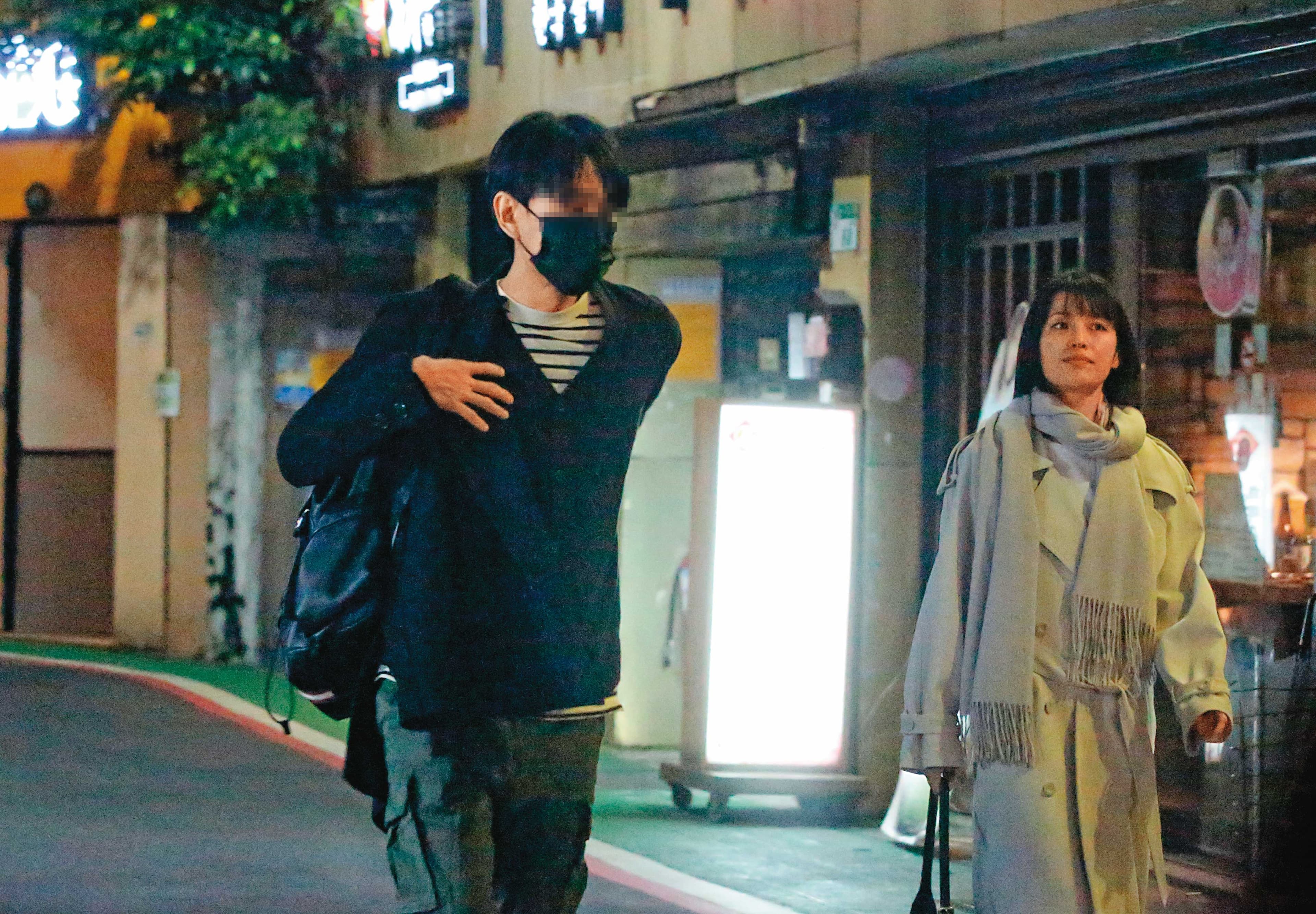 2023.01.07 22:45 徐千晴(右)與一名文青男(左)相約吃晚餐,2人互動熱絡,看似交情匪淺。