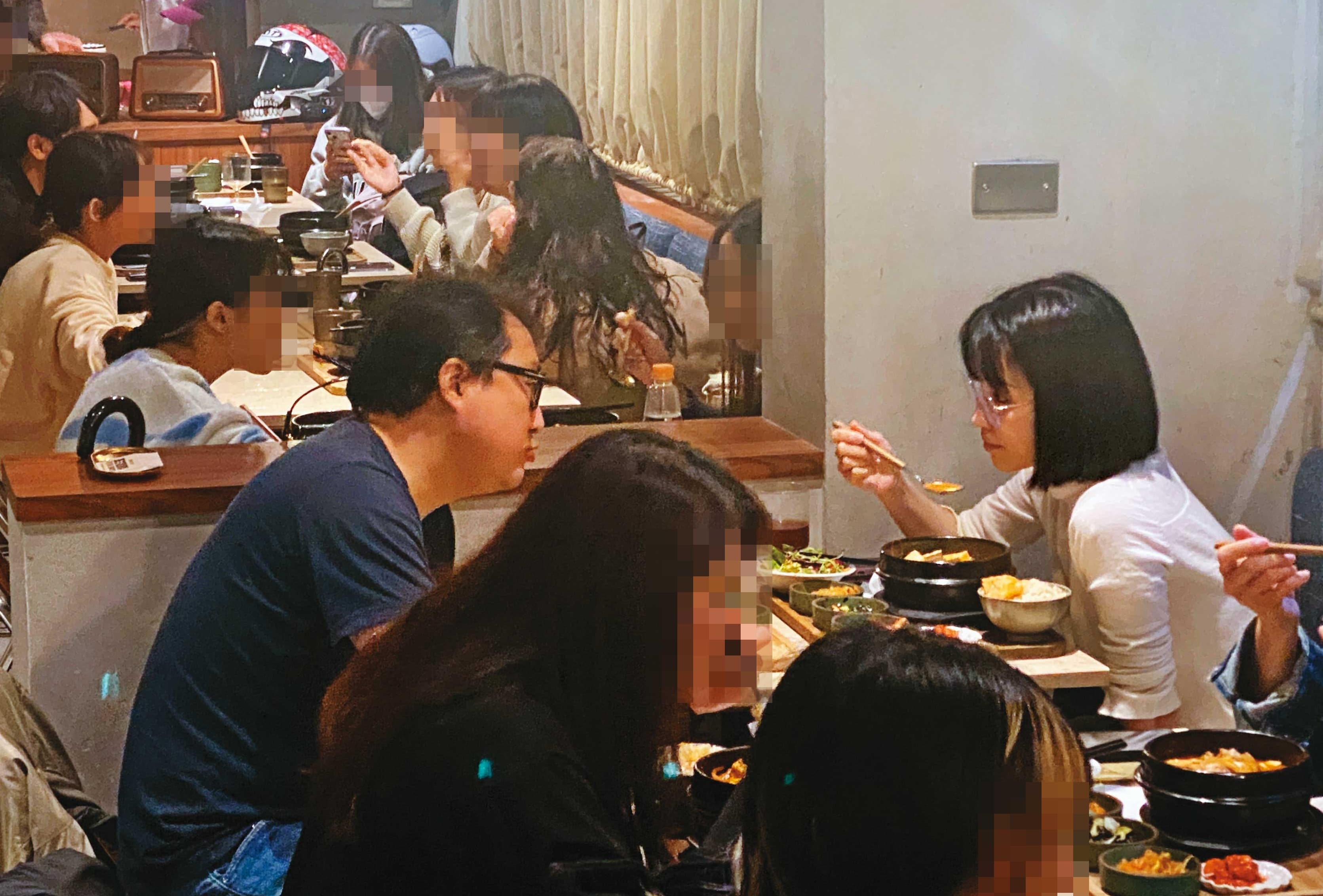 2022/11/30 19:04 徐千晴(右)與吳子文(左)平時約會相當簡約,幾乎都是在簡餐店用完餐就回家。