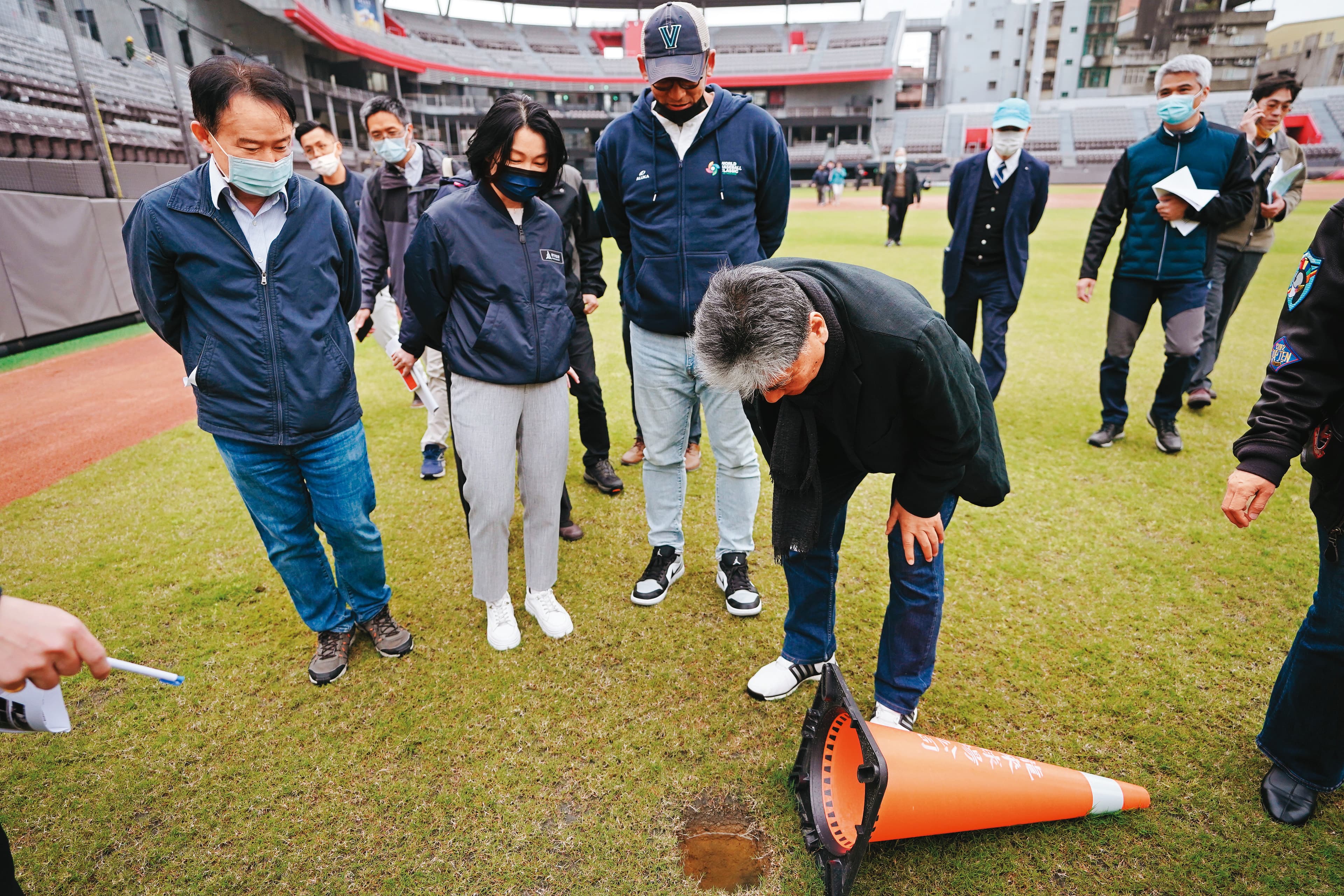 新竹市府已組成棒球場體檢會,日前由副市長蔡麗清任召集人邀集專家勘查。(新竹市政府提供)