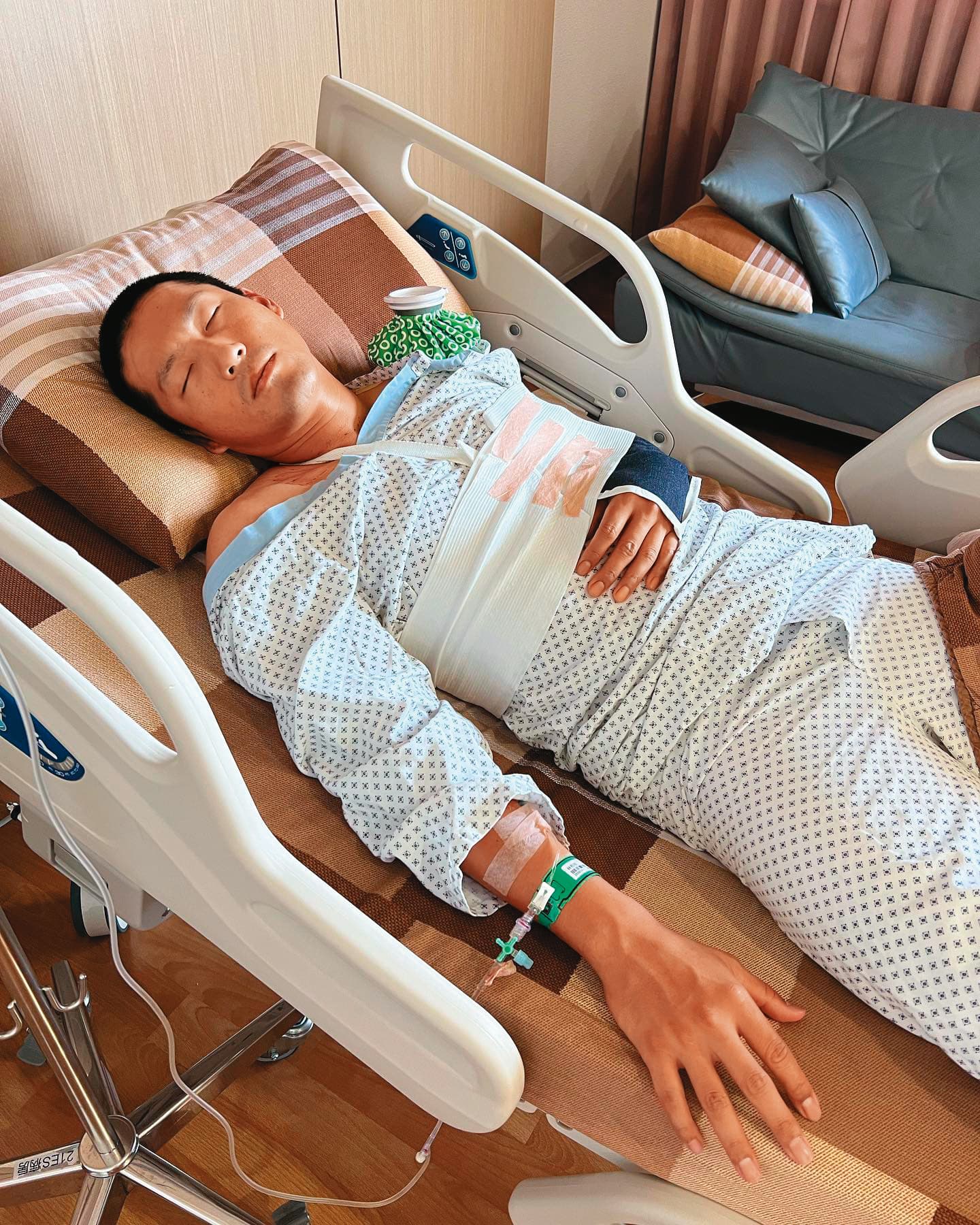 富邦悍將球員林哲瑄去年7月在新竹球場撲接球受傷後開刀休養中。(翻攝林哲瑄臉書)