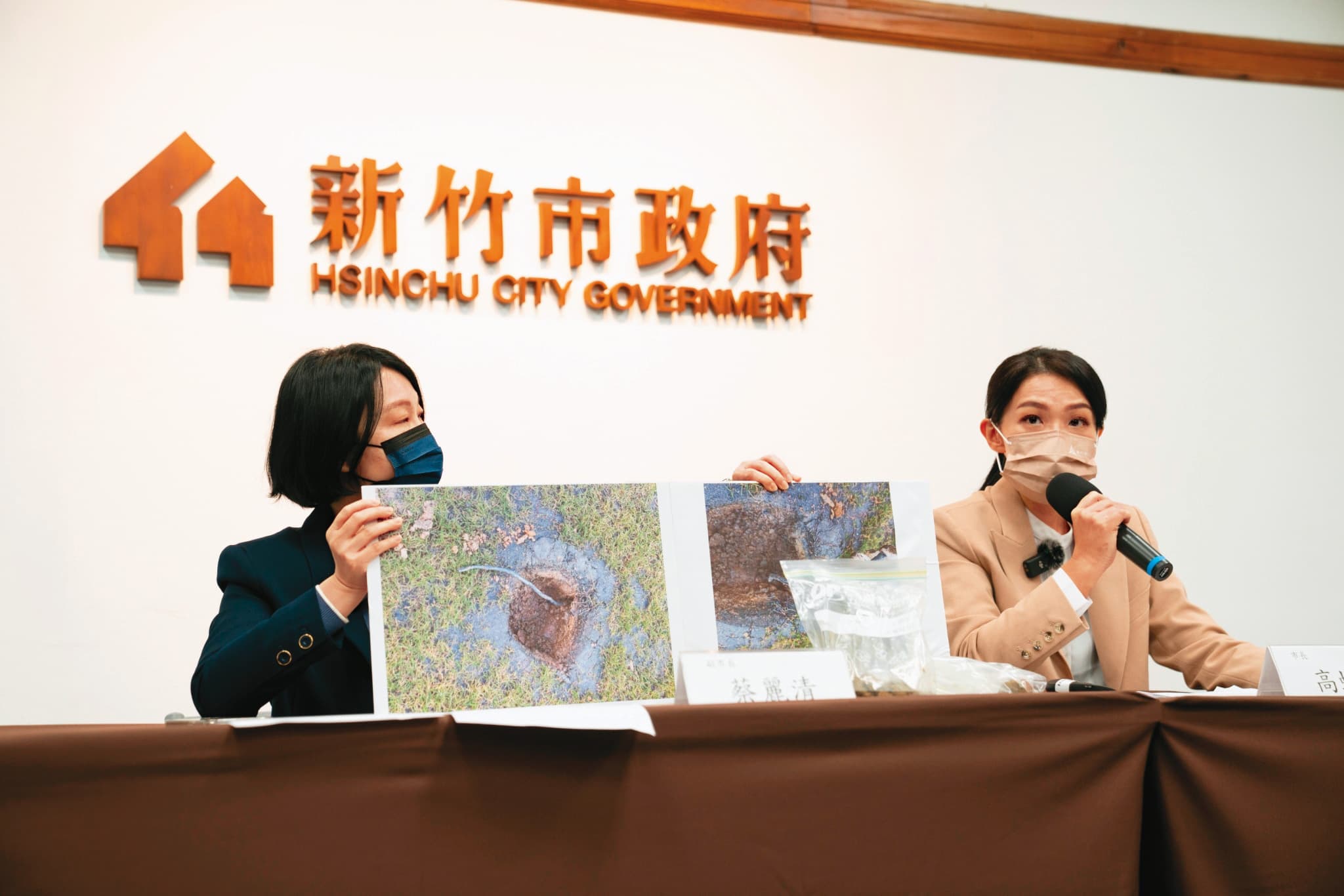 新竹市長高虹安(右)上任後責成副市長蔡麗清成立專案小組體檢及改善新竹球場。(新竹市政府提供)