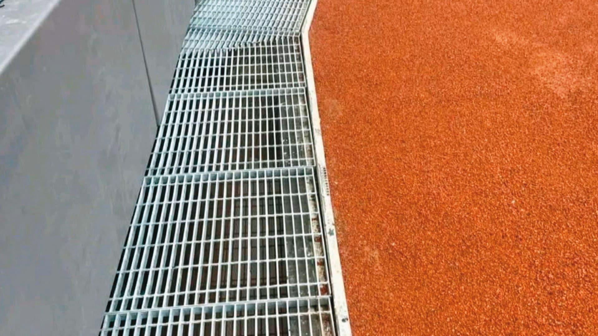 水溝設置在球場內,易造成球員受傷。
