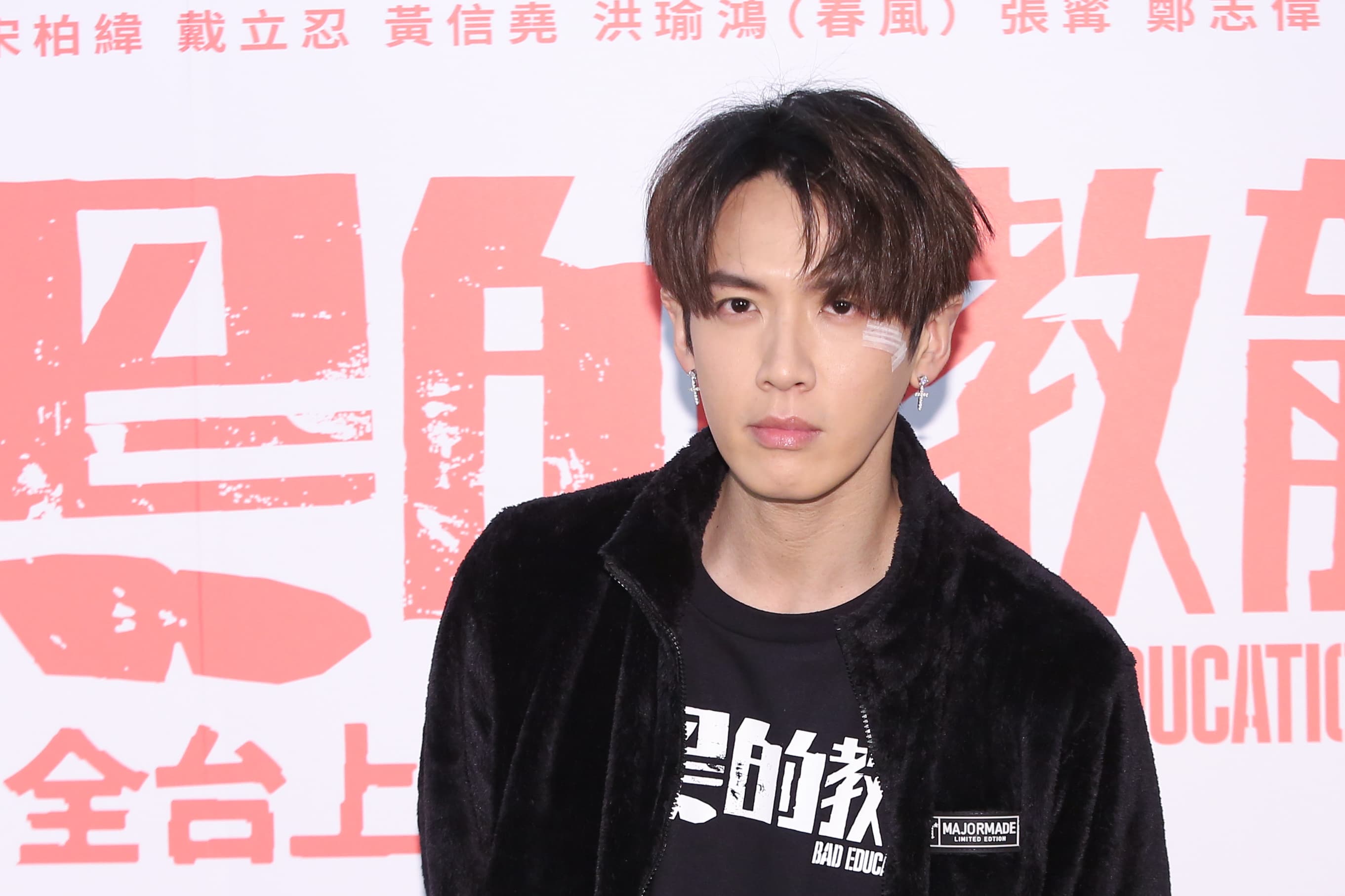 柯震東左臉傷勢已經恢復得差不多,但臉上仍貼了美容膠布保護傷口。