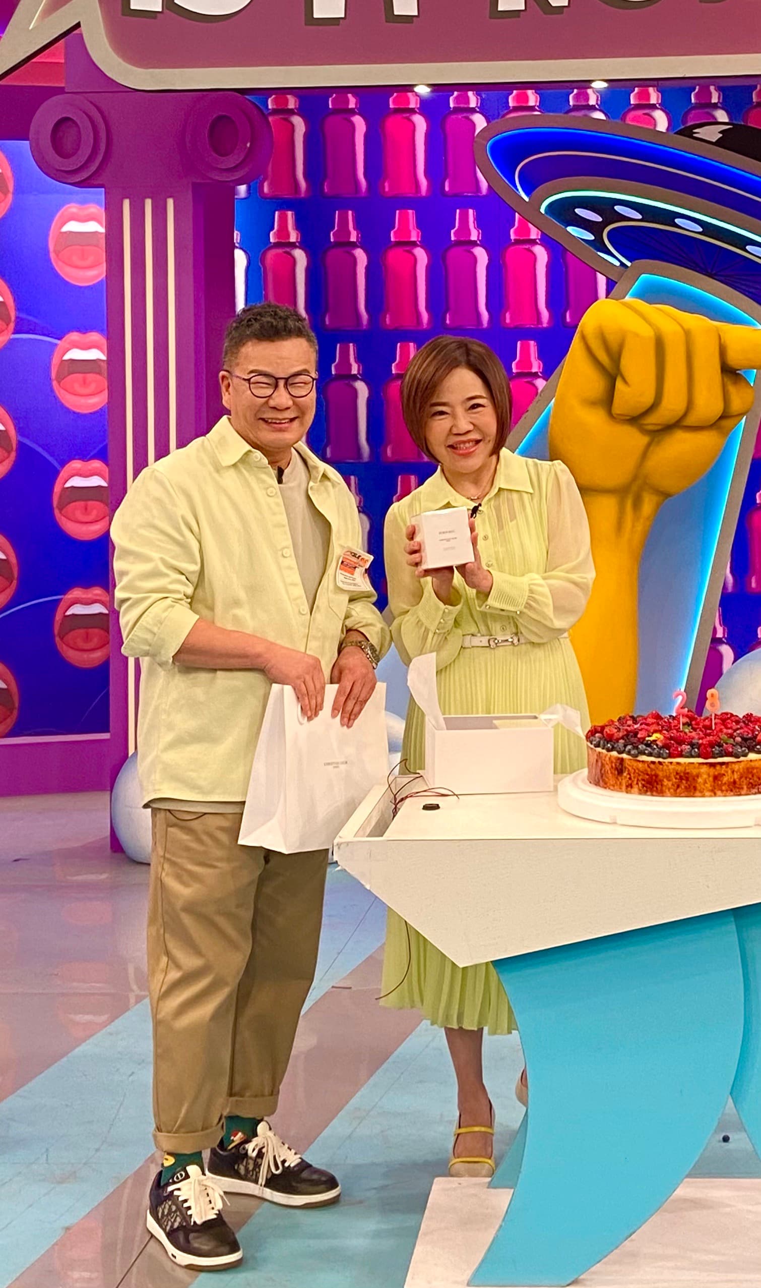 于美人錄影製作單位與搭檔沈玉琳(左)提前為她慶生58歲生日。(東森超視提供)