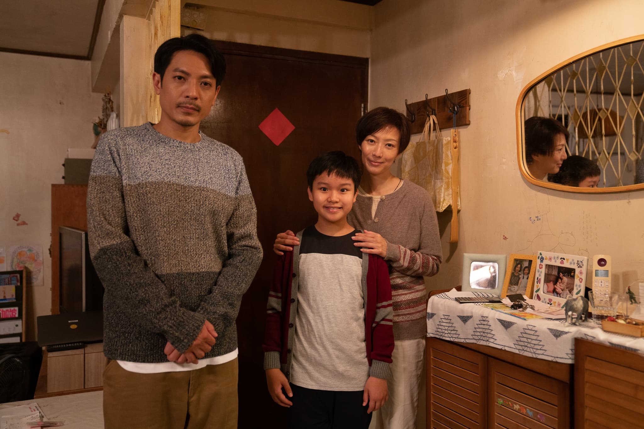 《流水落花》中鄭秀文與男星陸駿光飾演一對夫婦,兩人成了寄養家庭父母。(甲上)