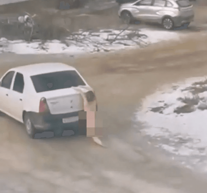 裸女死死抱住老公的車子。(翻自volgograd.kp.ru)