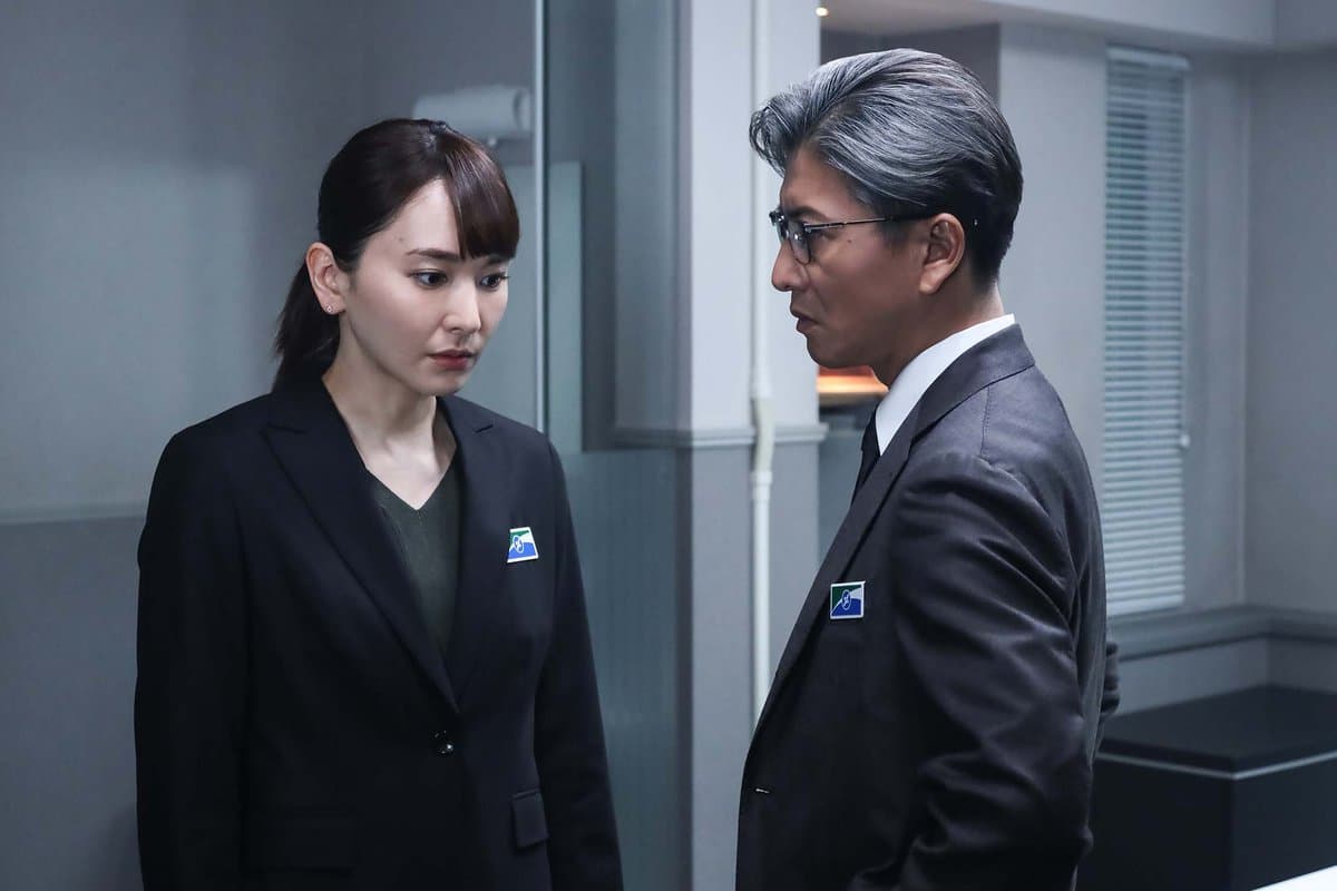 木村拓哉（右）4月新劇《風間公親-教場0》將首度與新垣結衣飆戲。（翻攝自《風間公親-教場0》Twitter）