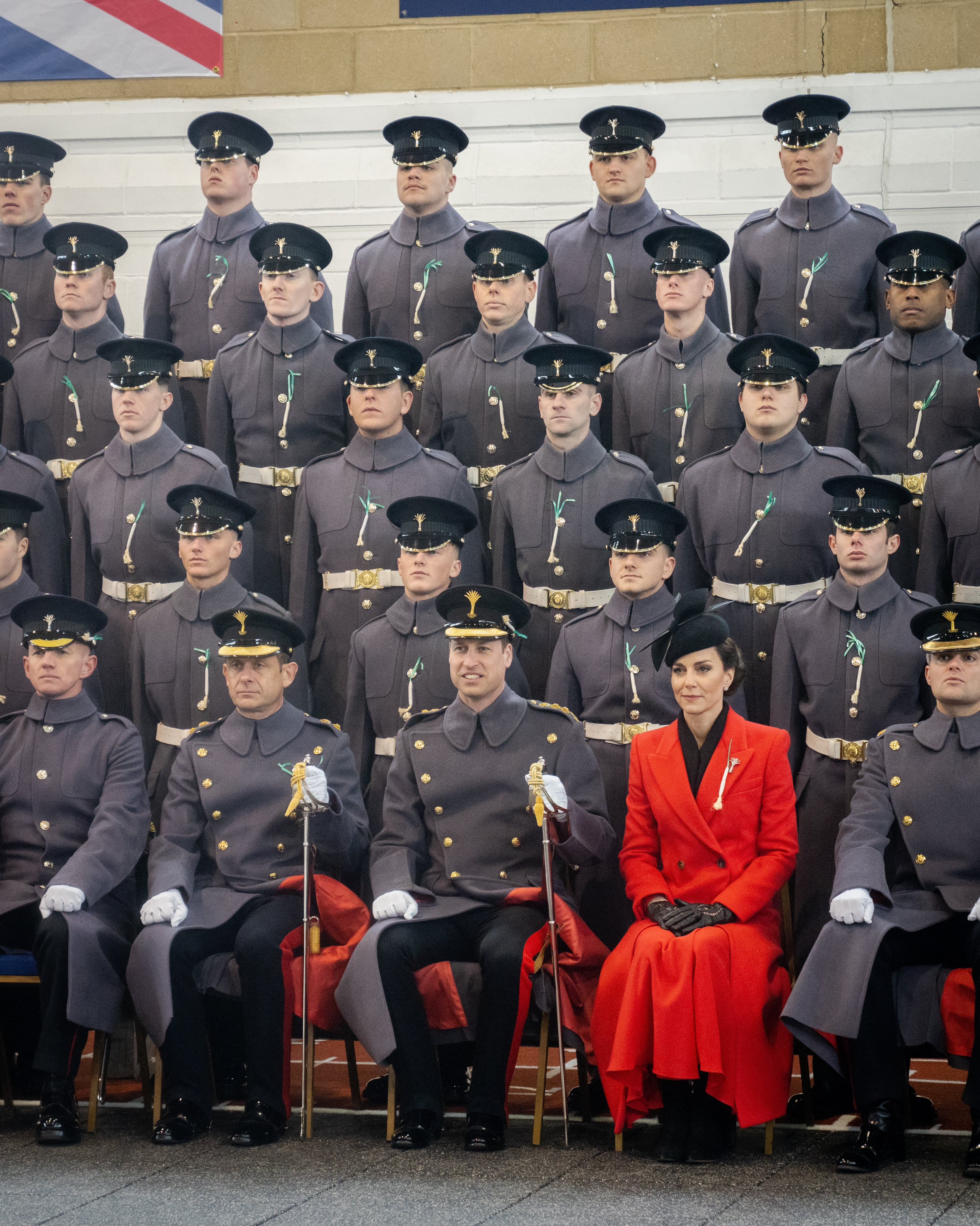 凱特王妃在一票穿灰色軍裝的士兵中格外醒目。(翻攝@KensingtonRoyal推特)