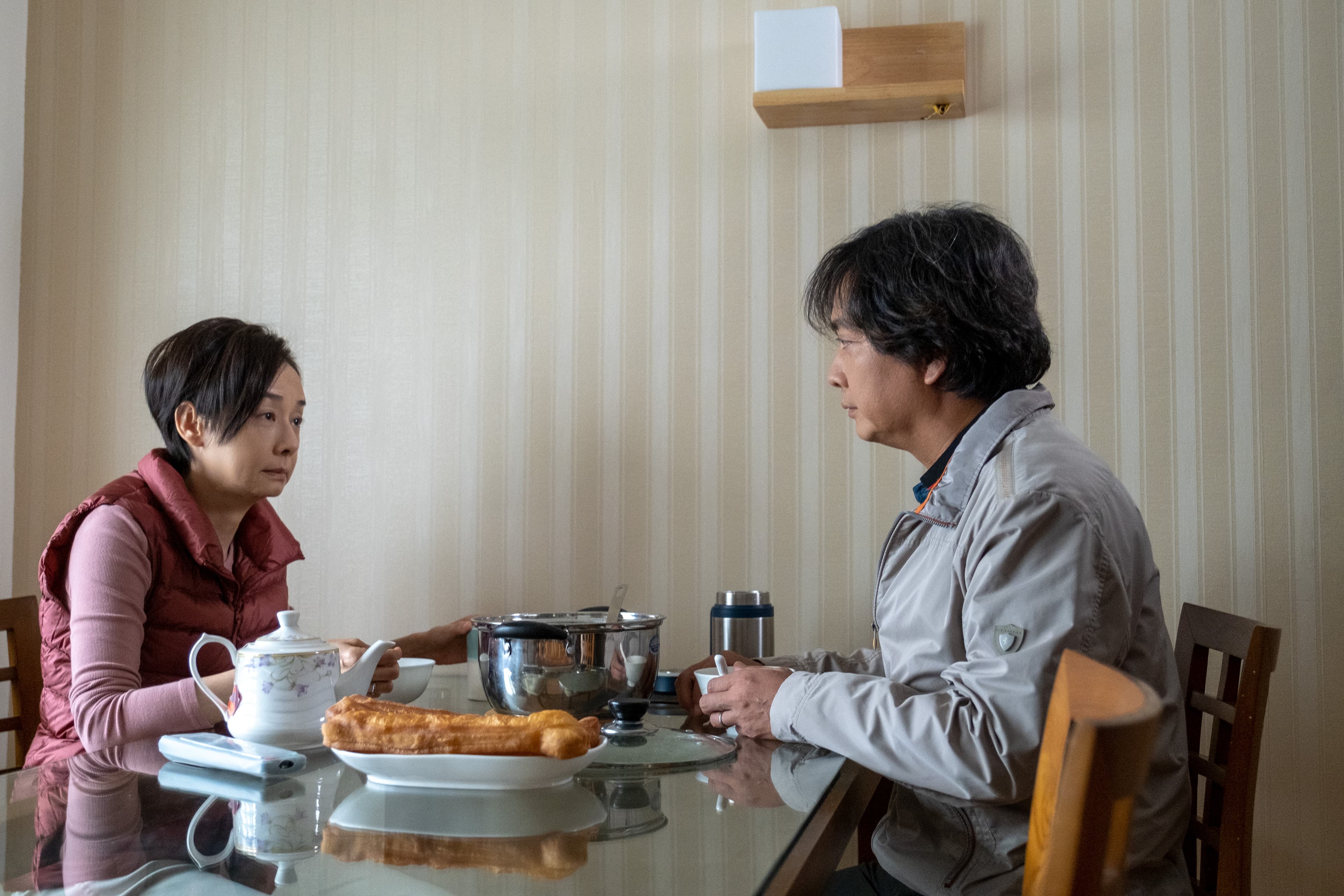 片中毛舜筠與謝君豪扮演一對怨偶,雙方關係冷淡,相敬如「冰」。(甲上提供)