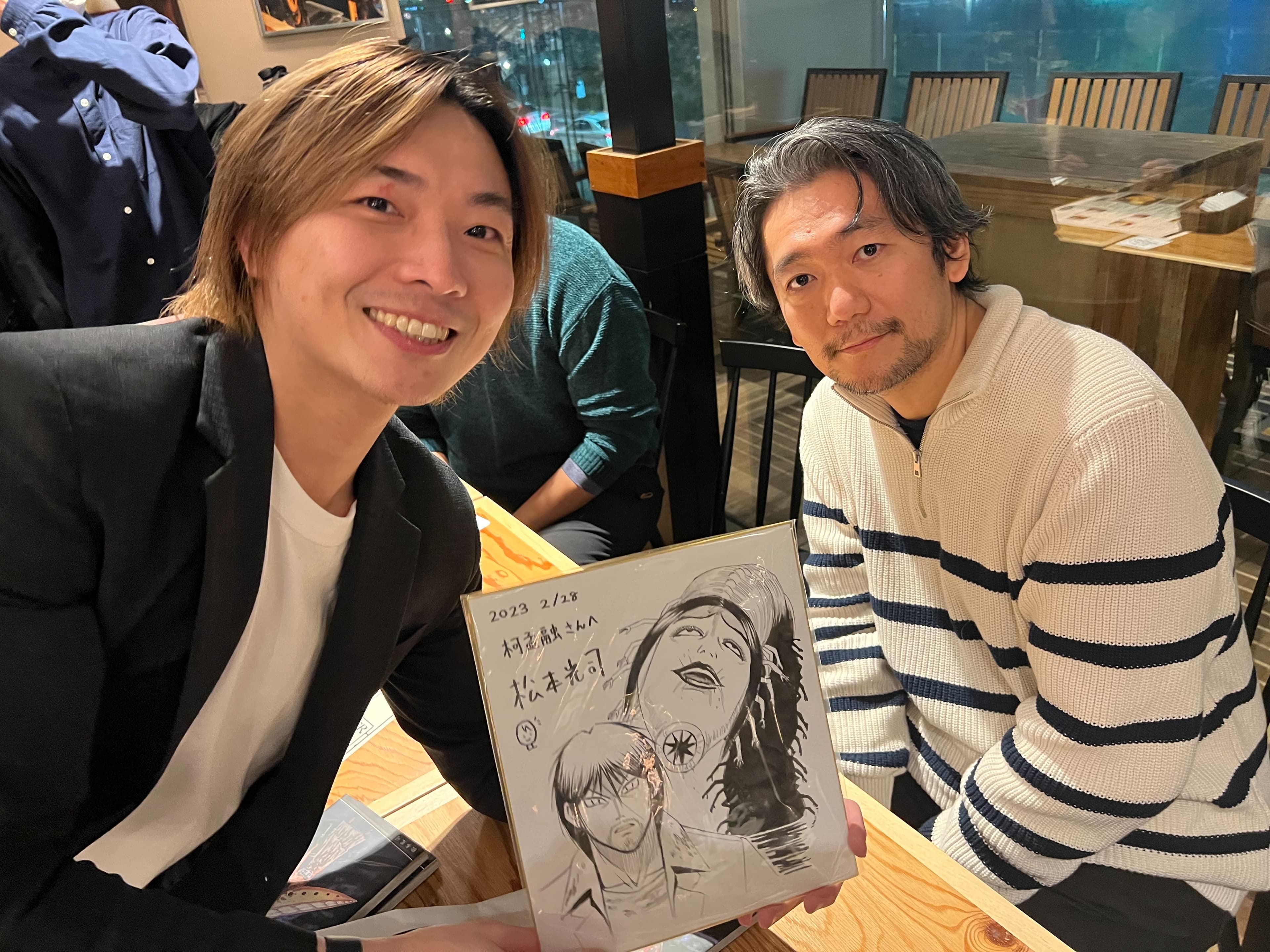 知名漫畫《彼岸島》的作者松本光司為柯孟融簽名。(空殼影像提供)