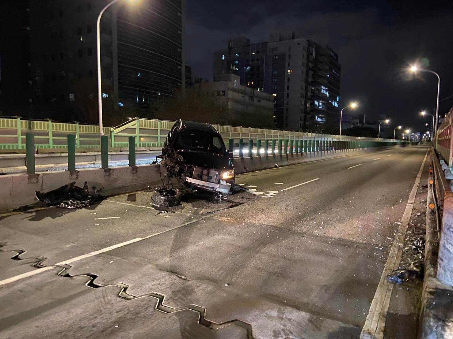 肇事賓士車車頭半毀，半個車身橫跨在中央分隔島上，一度導致雙向車流堵塞。（翻攝畫面）
