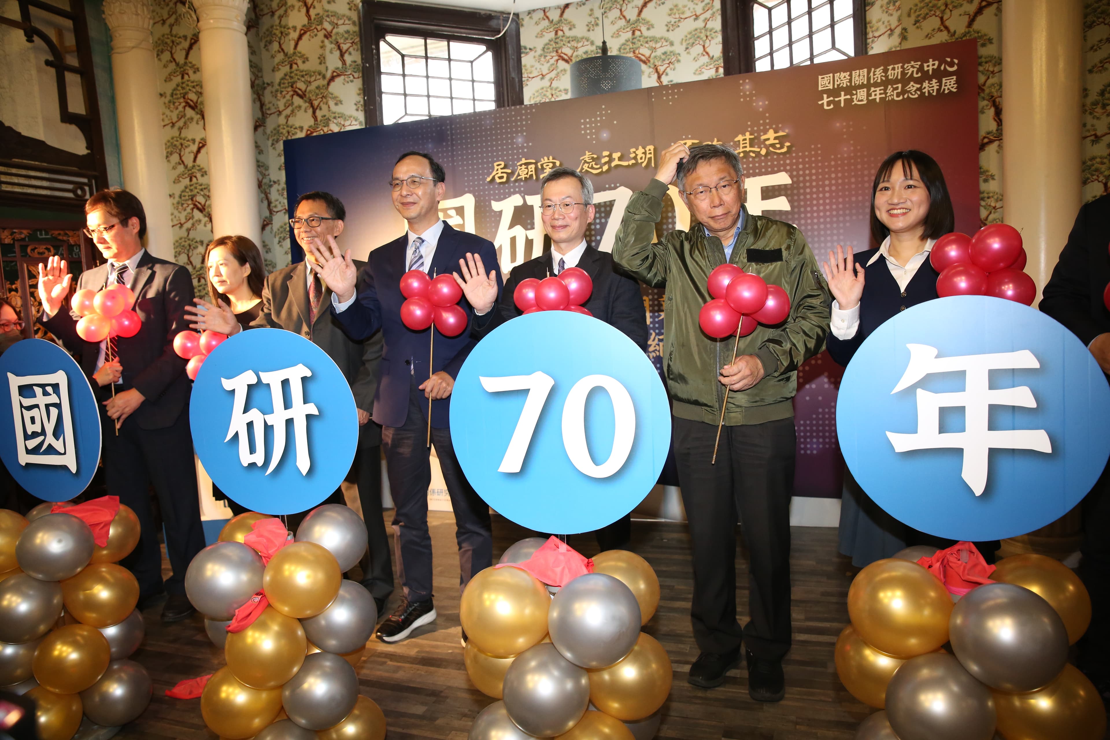 謝佩芬(右1)、柯文哲(右2)、朱立倫(中)今共同出席政大國研中心的70週年特展記者會。
