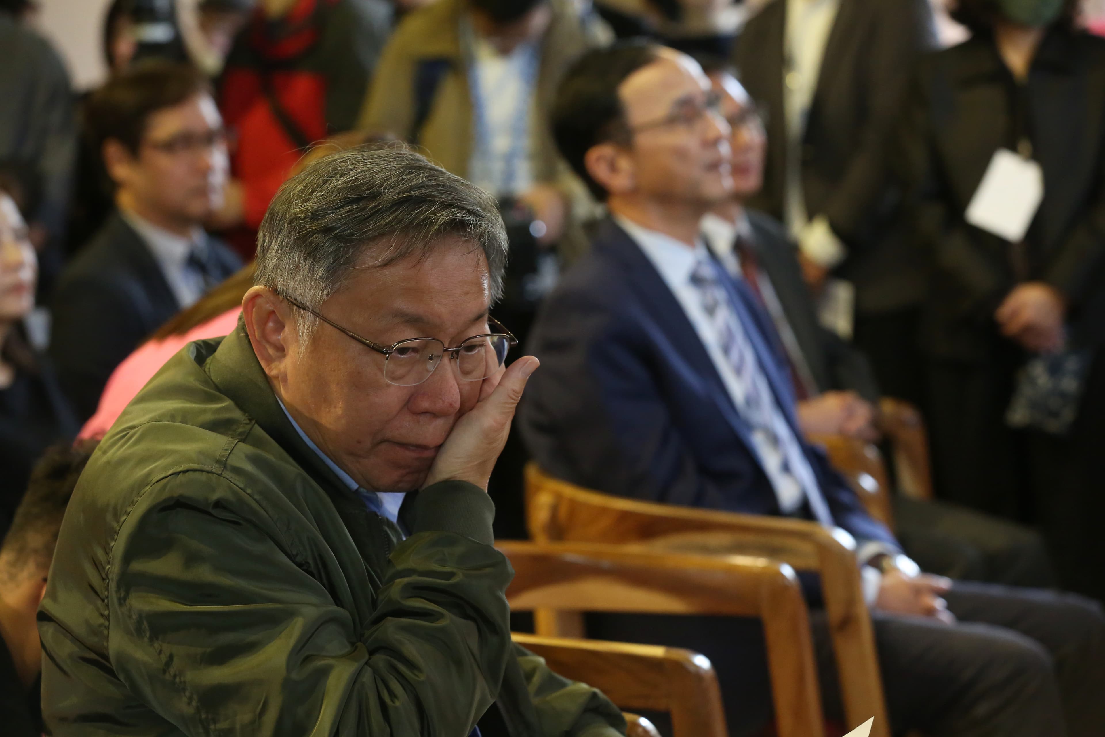柯文哲今與朱立倫一同出席公開活動,但2人座位安排中間有隔其他人,並無太多私下互動。