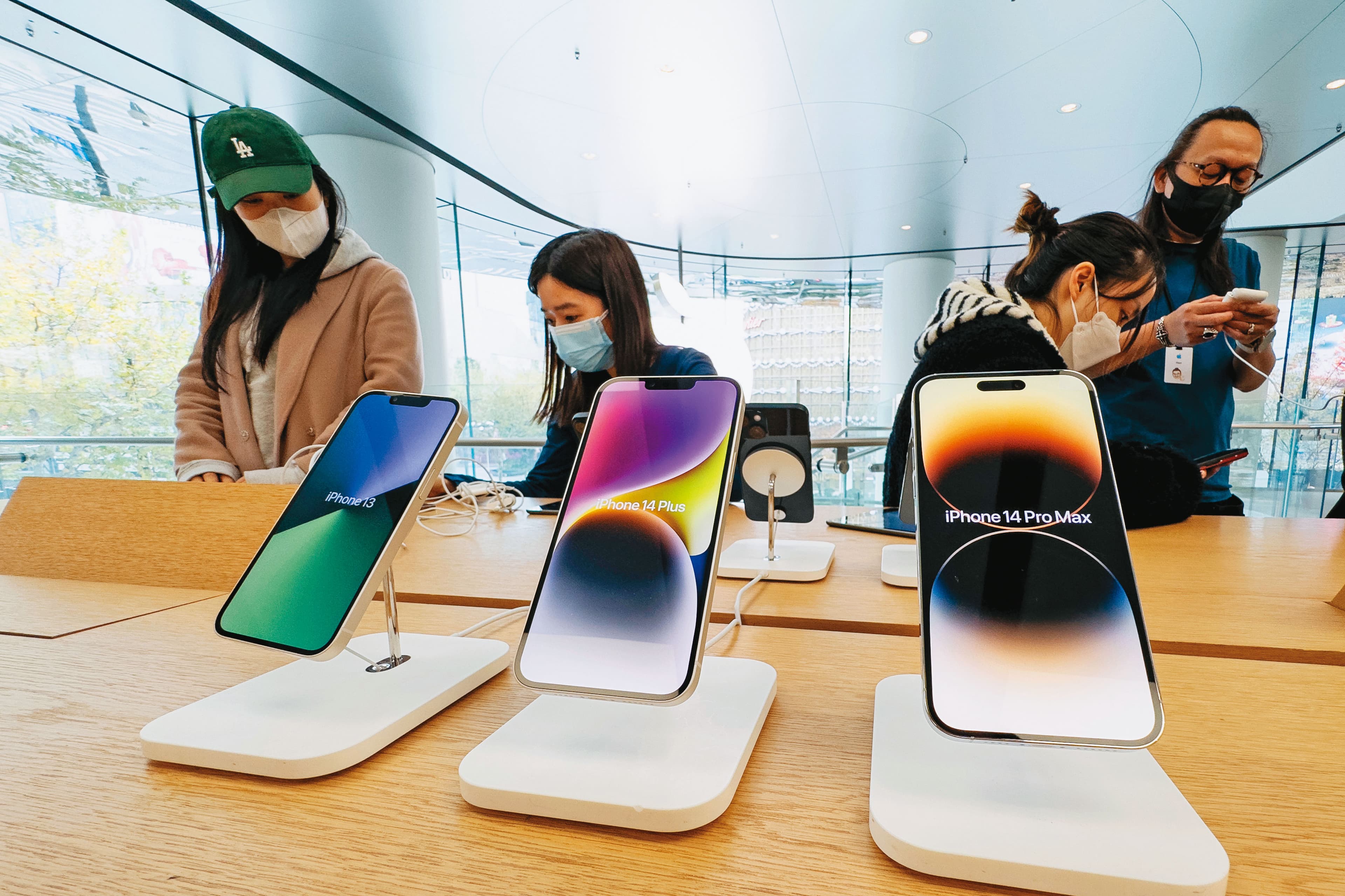 蘋果去年第4季業績衰退，肇因於主力產品iPhone受中國疫情影響，官方實施嚴格清零封控，富士康鄭州廠無法順利供貨。圖為iPhone 13和iPhone 14。（東方IC）