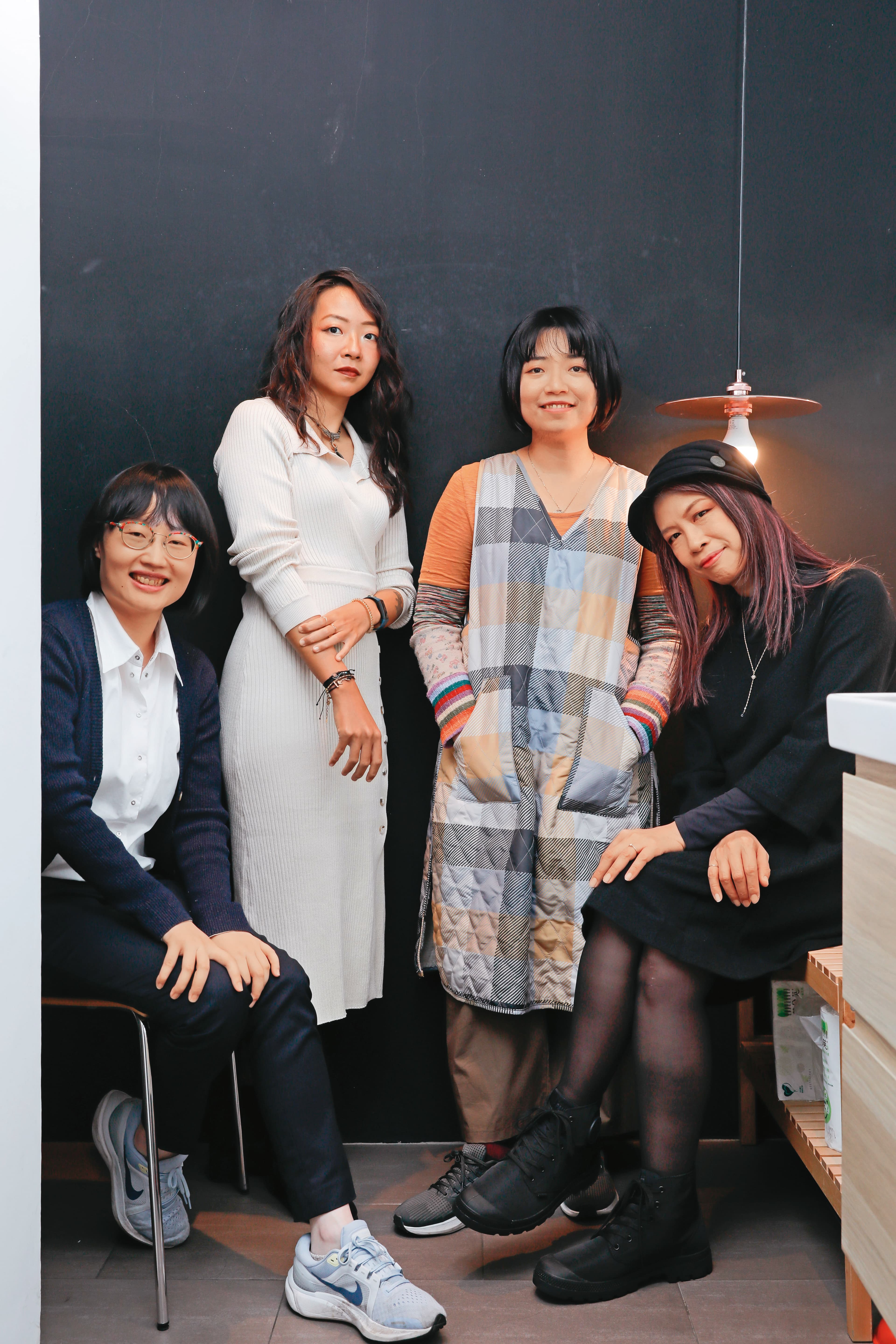 目宿媒體漫畫部總編輯李佩芝（左起）攜手漫畫家YAYA、柯宥希，以及臺灣漫畫基地產業經理張曉彤，共同打造《指縫中的太陽》與《餵貓的女孩》。