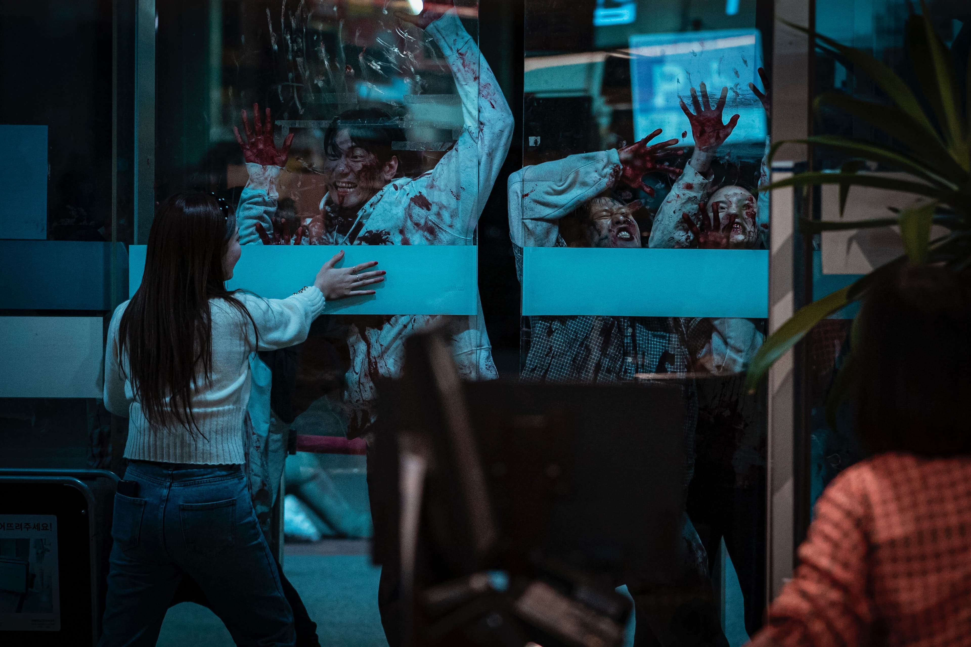 Netflix集結《殭屍校園》美術團隊和《屍戰朝鮮》動作編排團隊打造生存實境秀《喪屍宇宙》。(Netflix提供)