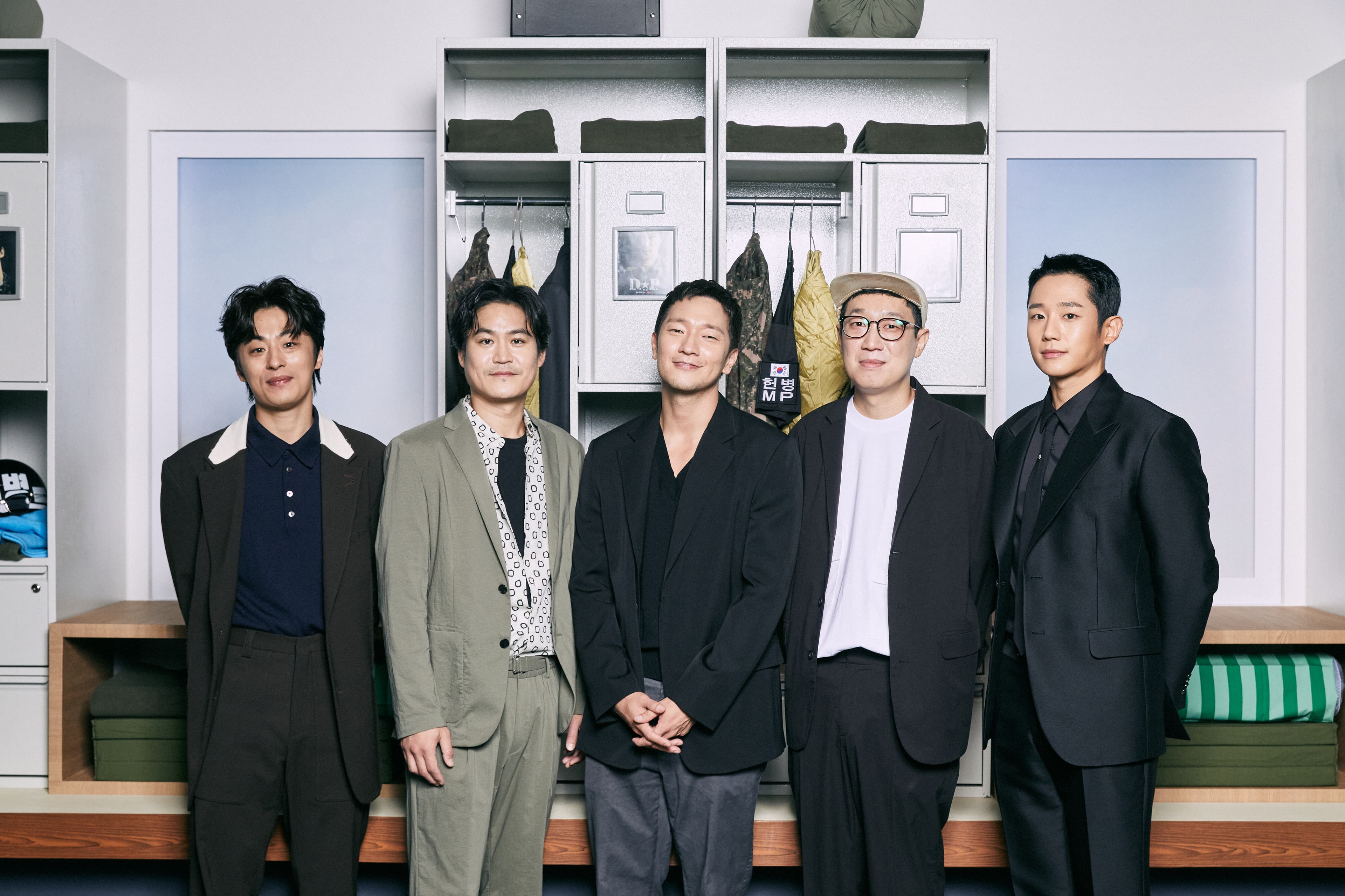 韓峻熹導演(右二)執導的《D.P:逃兵追緝令》即將推出第二季,左起為具教煥、金成昀、孫錫求、丁海寅。(Netflix提供)