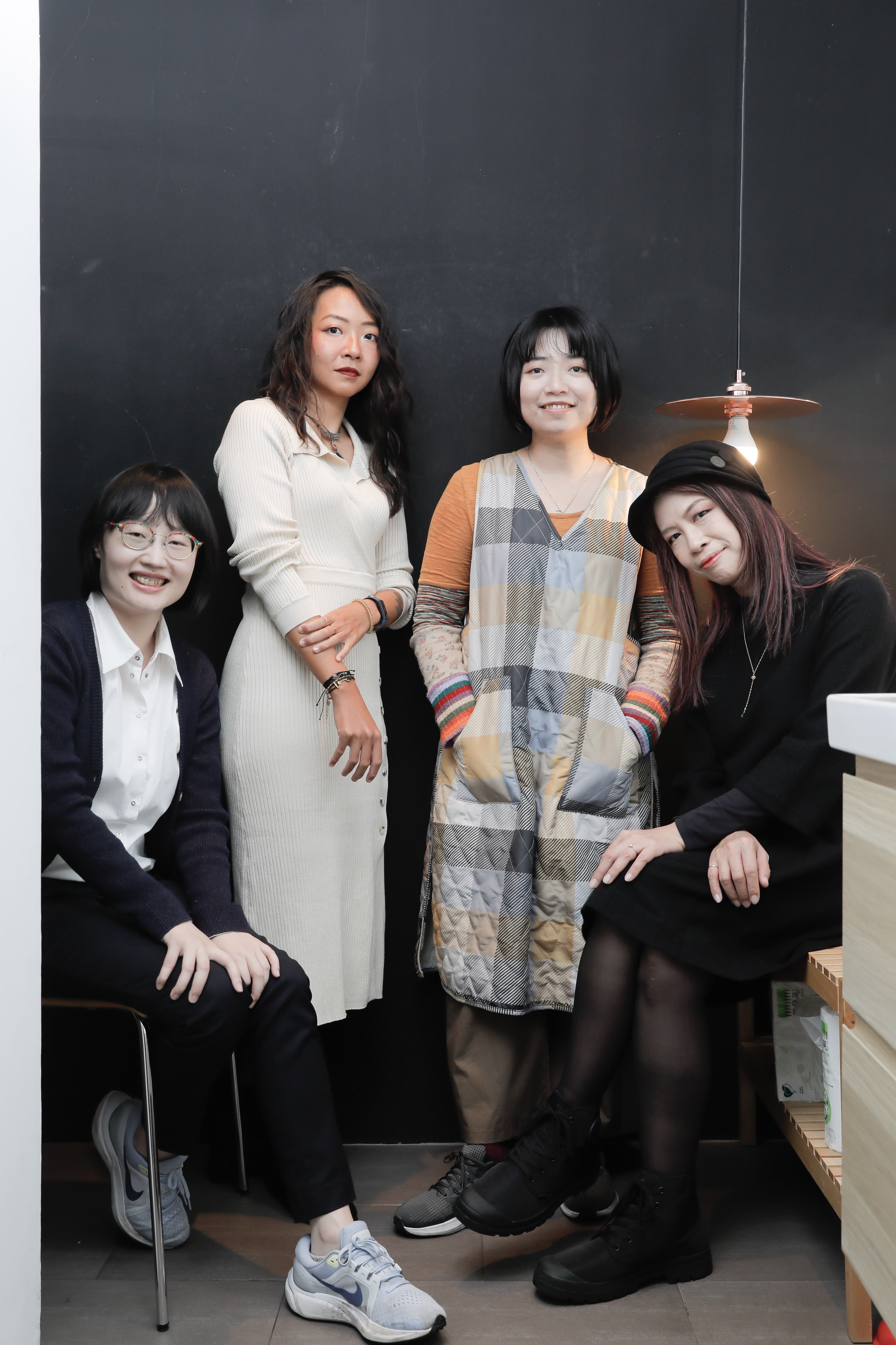 目宿媒體漫畫部總編輯李佩芝（左起）攜手漫畫家YAYA、柯宥希，以及臺灣漫畫基地產業經理張曉彤，共同打造《指縫中的太陽》與《餵貓的女孩》。