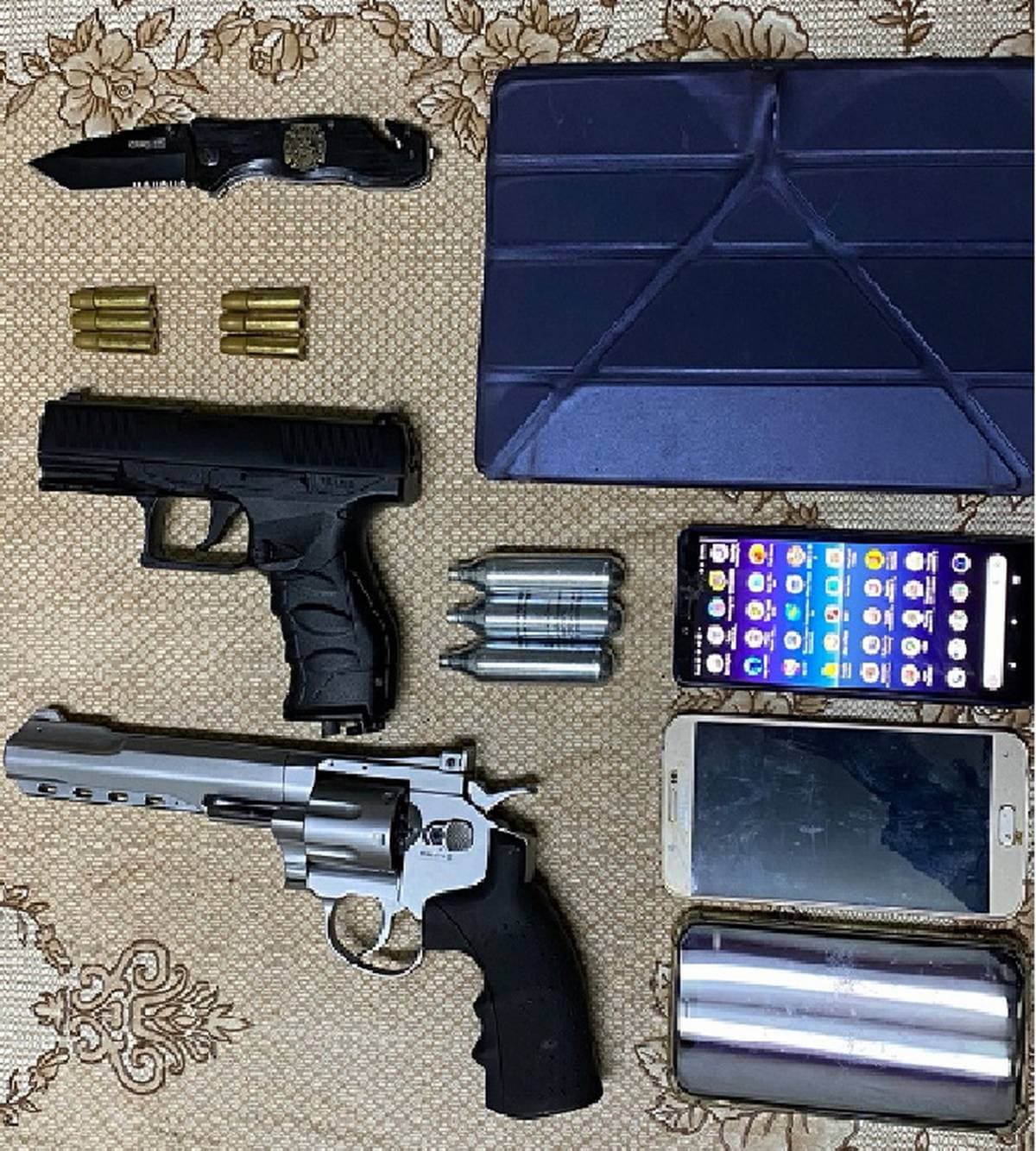 警方查出,這些黑幫份子會限制被害人行動自由,若不配合還會慘遭瓦斯槍打至流血、骨折。(刑事局提供)
