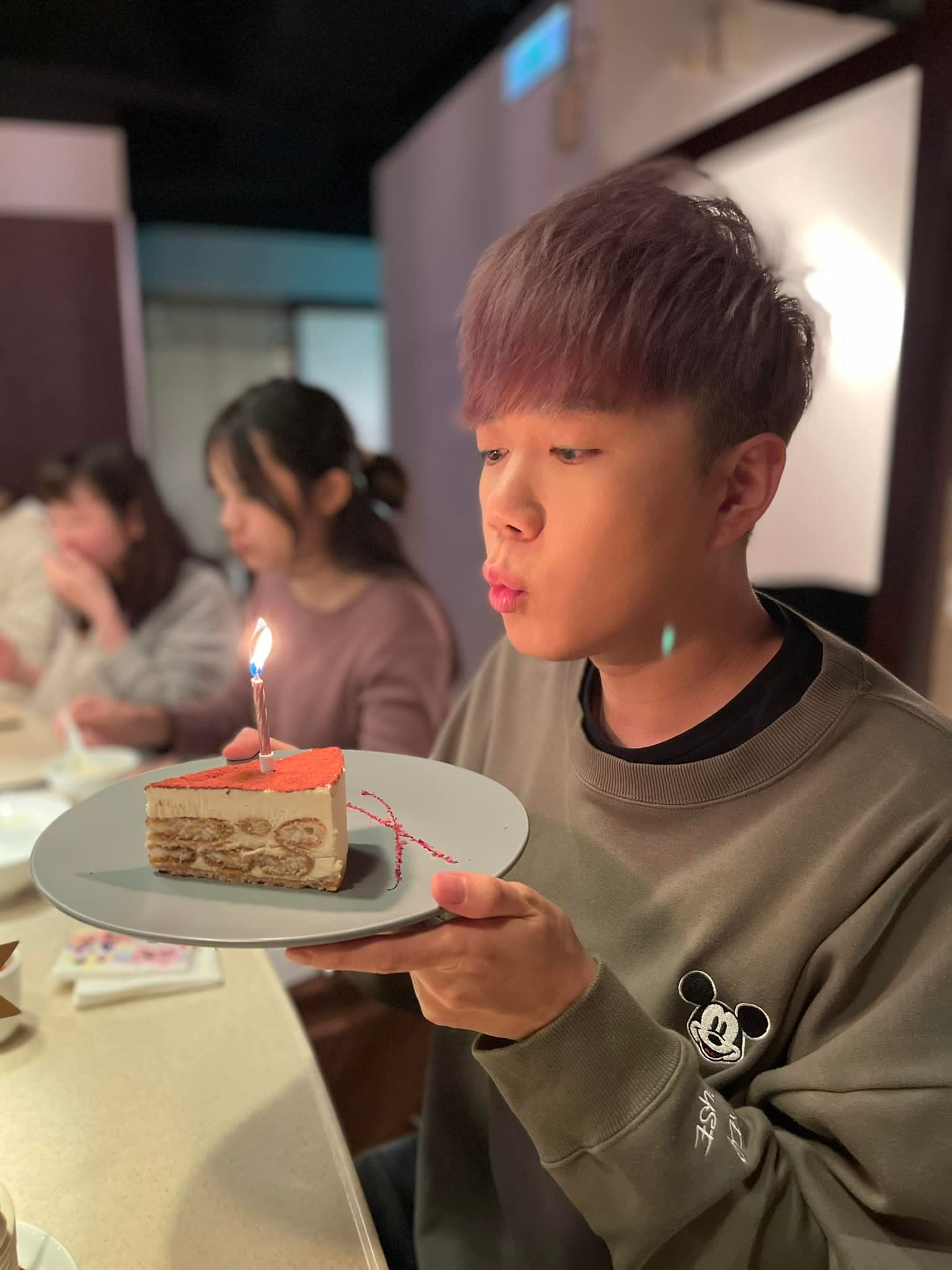 李岳為了YouTube 頻道「李岳daniellee 」當空中飛人介紹吃喝玩樂好去處。（翻攝自臉書）