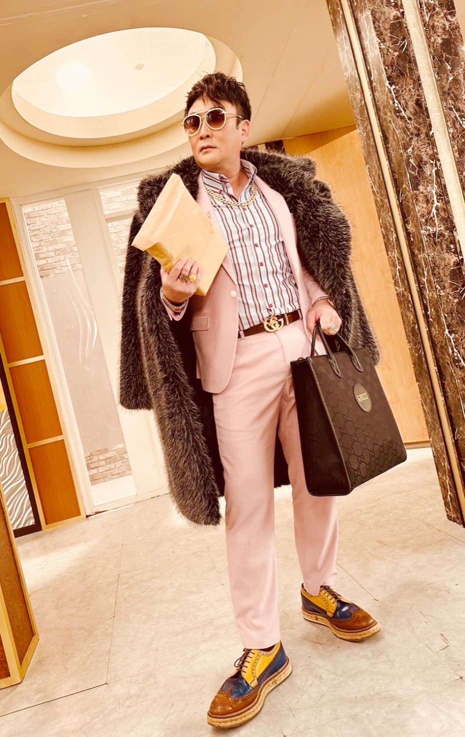 《市井豪門》洪毛為了演出暴發戶,治裝超過50萬的行頭,一出場氣勢逼人。(民視提供)