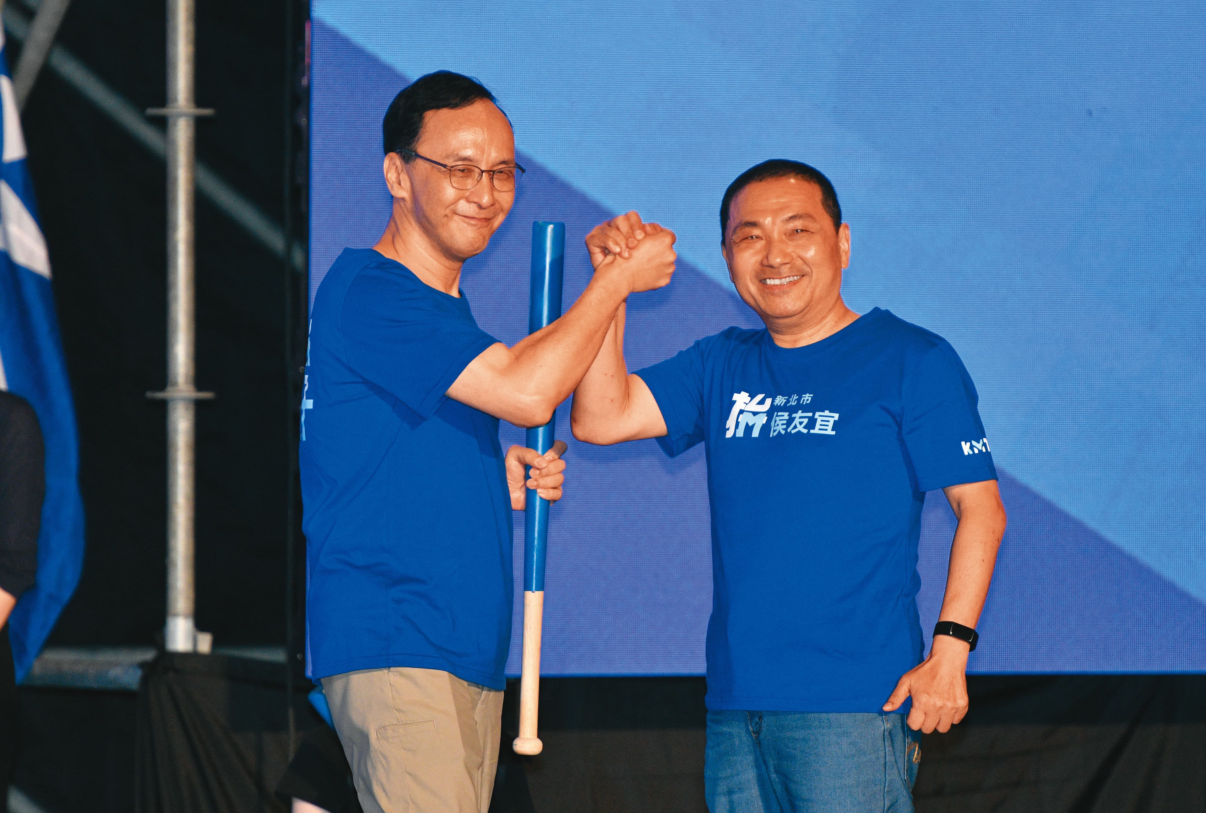 國民黨主席朱立倫（左）致電黨內「最強母雞」侯友宜（右），力邀出席林明溱選前之夜，未料遭婉拒，2人關係是否生變引發黨內關注。