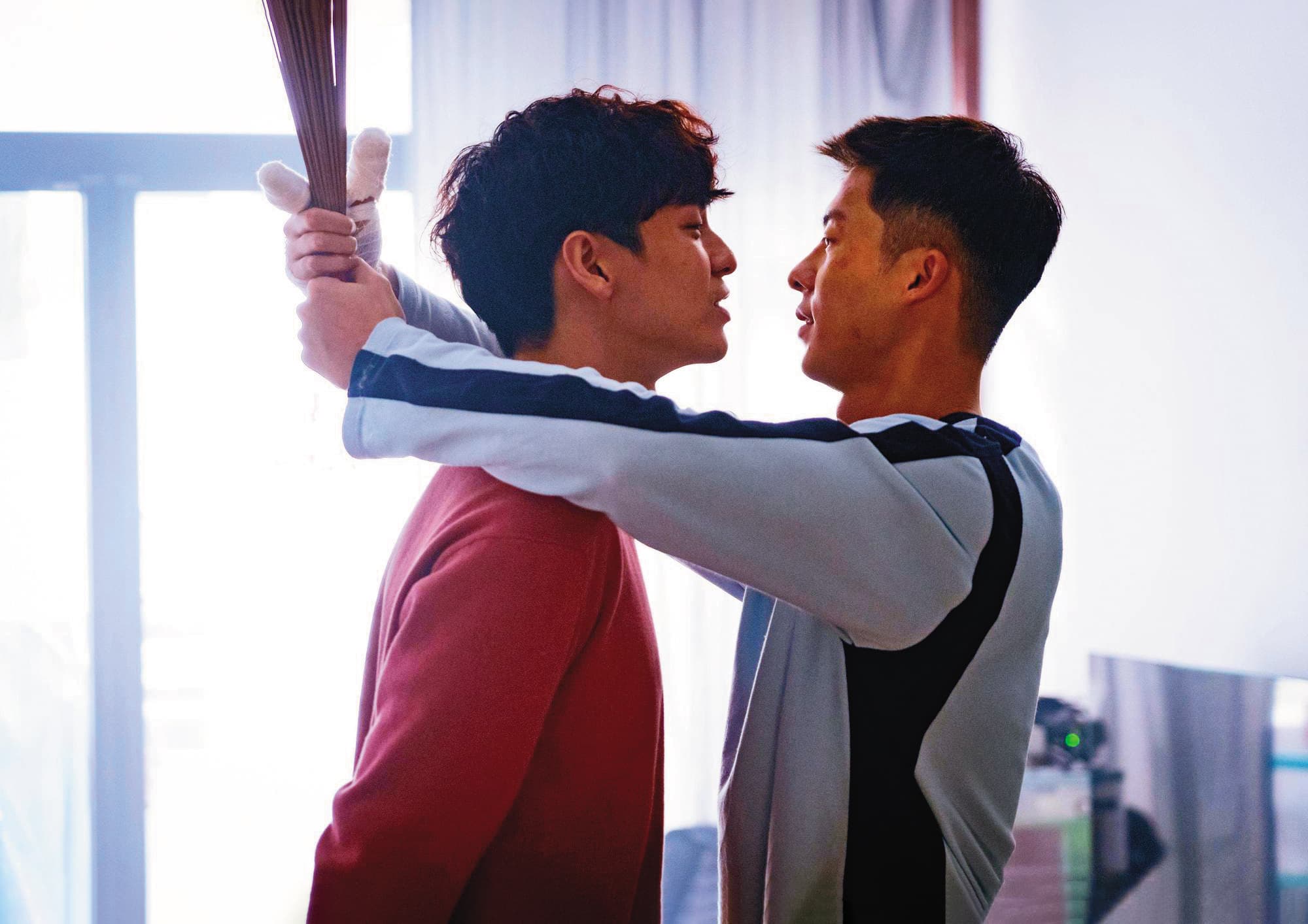 許光漢(右)、林柏宏(左)主演《關於我和鬼變成家人的那件事》,上映兩週票房破2.8億元。