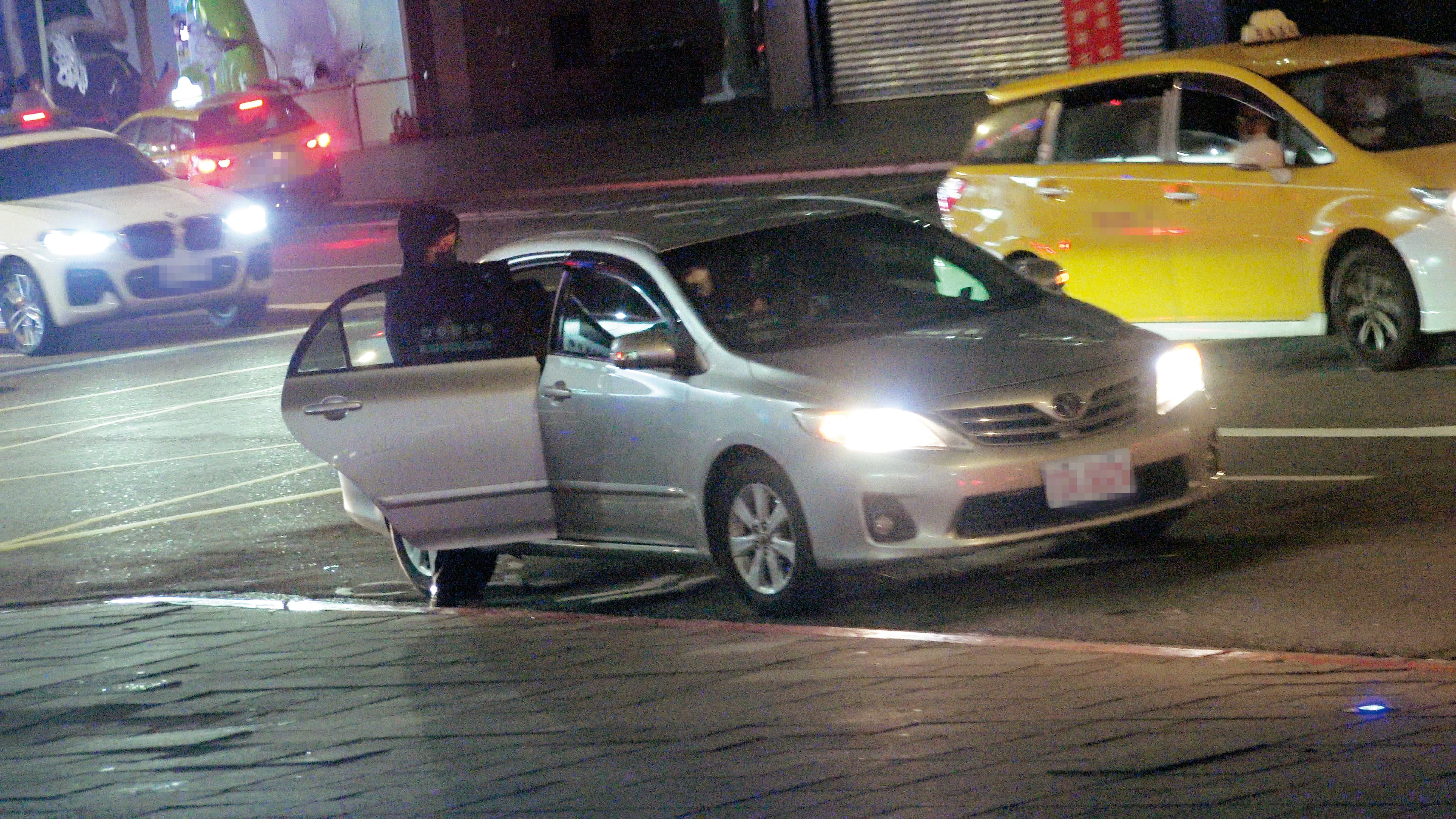 2/4 01:50 派翠克帶著新歡坐上多元計程車離開。