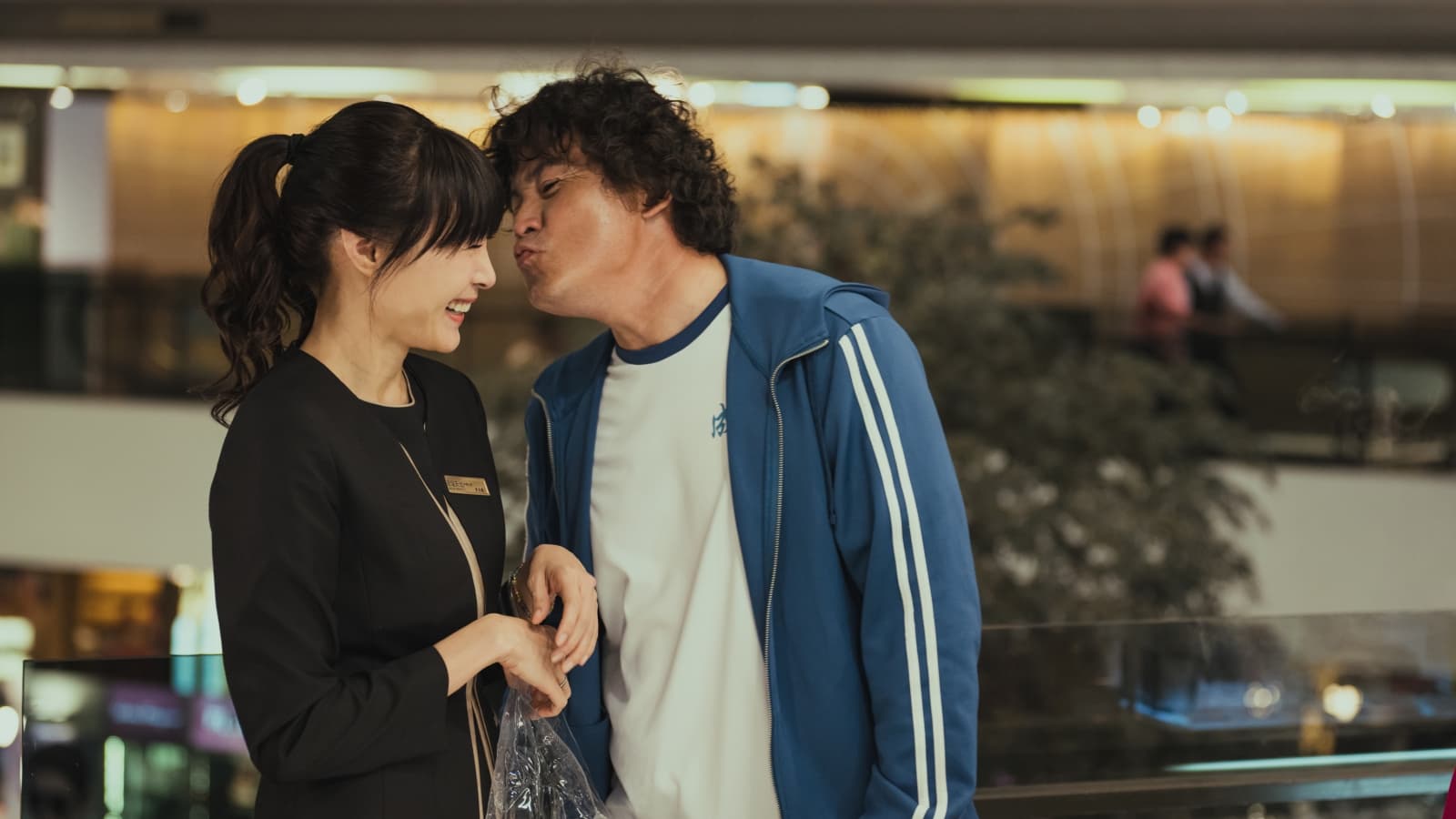 李銘順即興演出偷親曾珮瑜,現場工作人員也感染到甜蜜氣氛。(大慕影藝、華映娛樂提供)