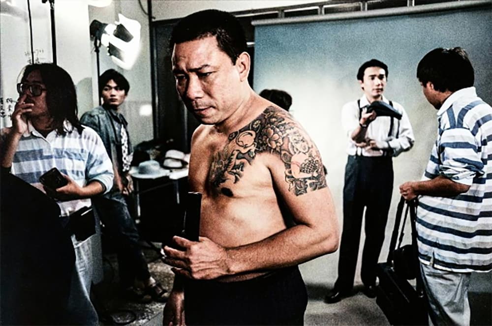 片中陳松勇從出場到中彈倒地共罵了30多句台味十足的「問候語」,盡顯草莽霸氣本色。(牽猴子)