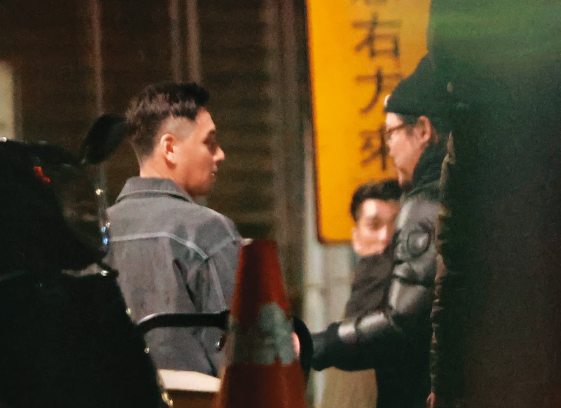 2/27 01:39 鄭人碩(左)為《角頭》影集開工,當天剛巧也是小薰的34歲生日。