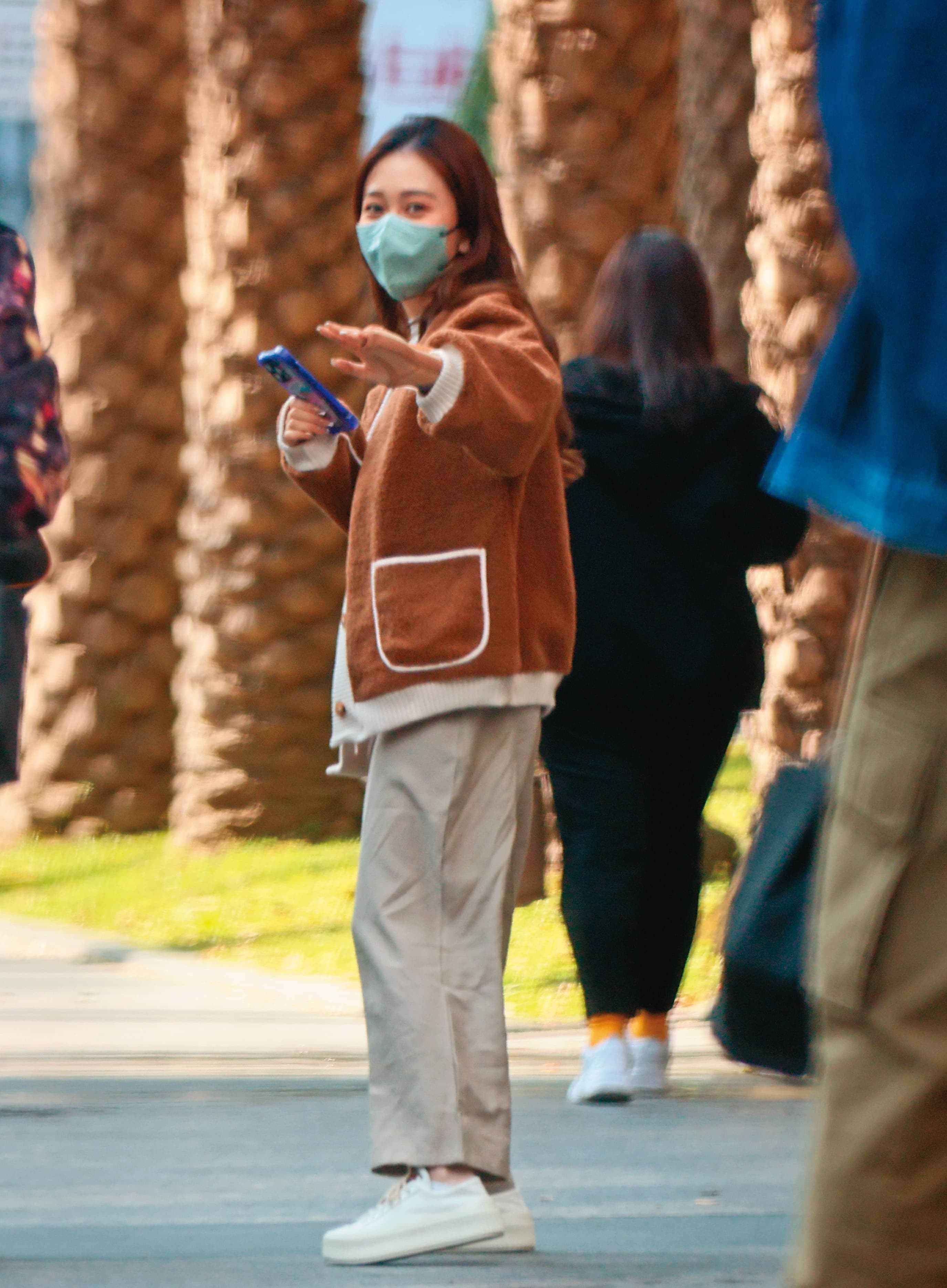 據說因為陳零九的關係,篠崎泫與身邊友人的情誼生變;圖為她近期下工後的樣子。