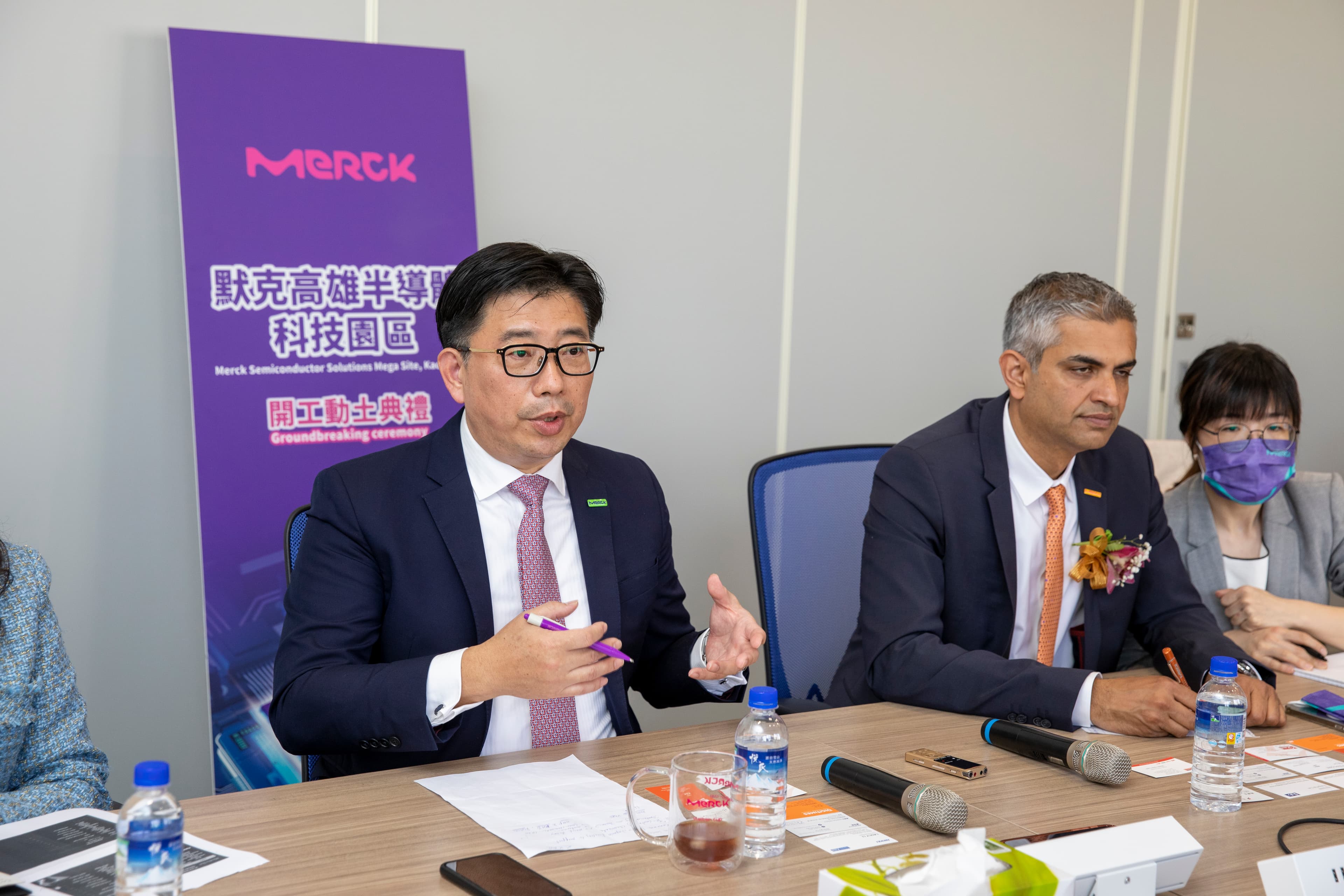 台灣默克集團董事長李俊隆表示,默克此次來台設立科學園區,將引進多種特殊氣體產線,補足台灣上游材料缺失的供應鏈版圖。