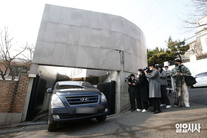 警方今前往劉亞仁位於梨泰院的房產進行搜查,不少媒體也在場。(翻攝自ilyosisa)