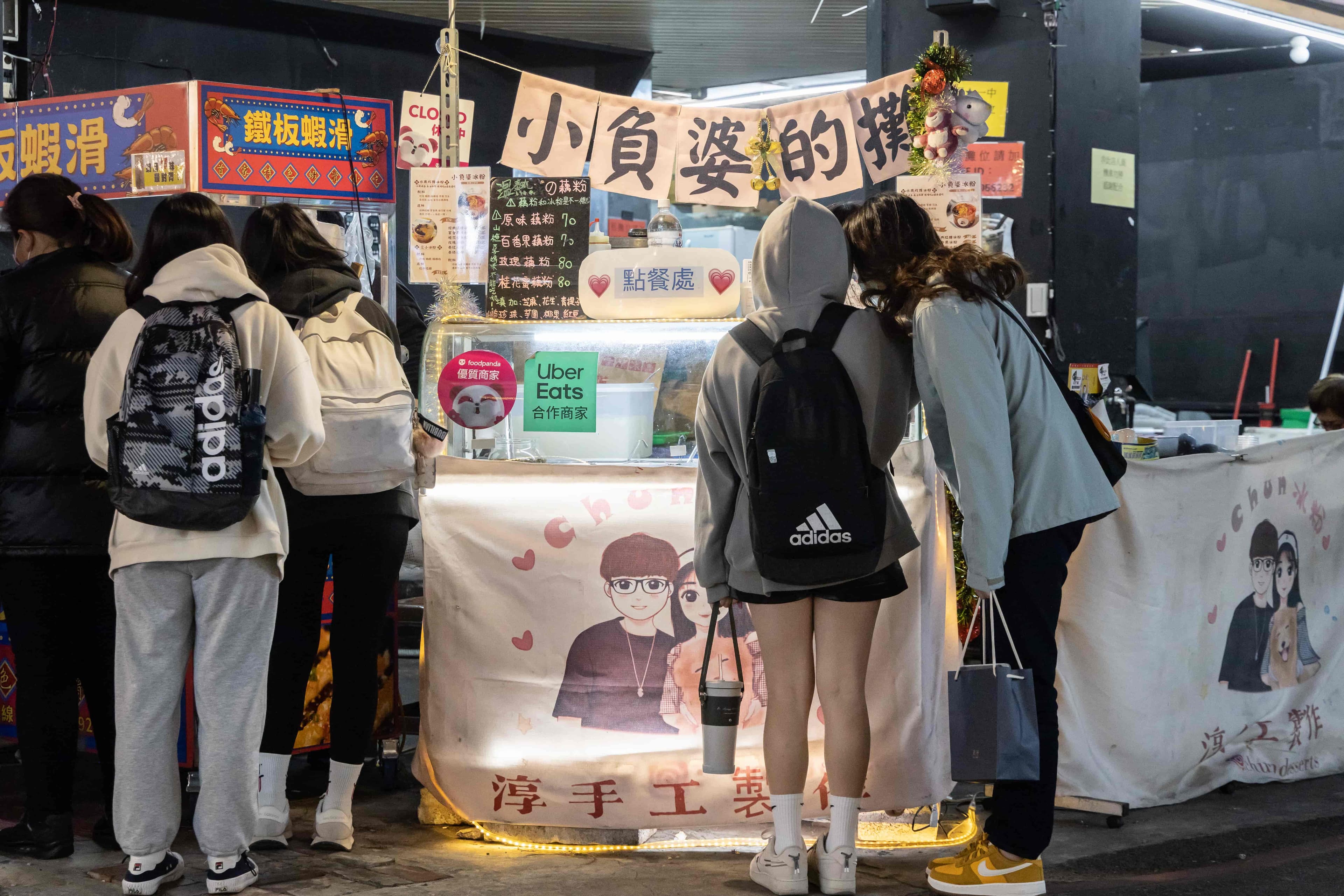 不少學生放學後都會來「小負婆的攤」,點一杯熱門甜品。