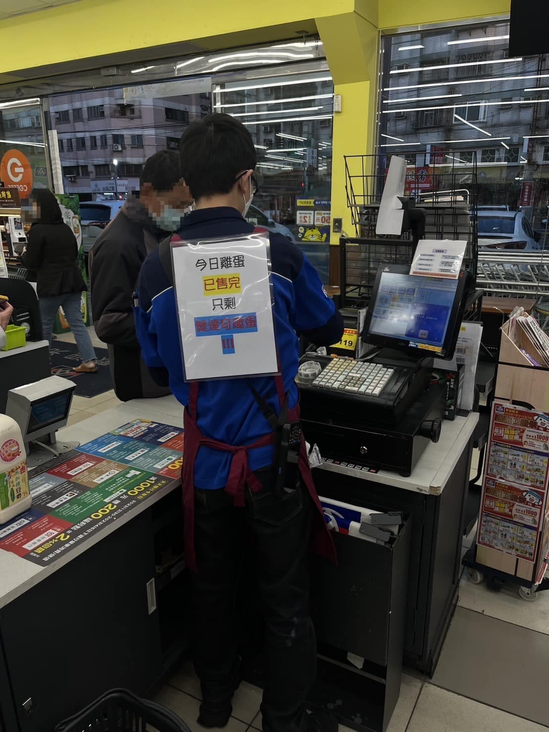店員背後公告相當幽默。(翻攝自全聯消費經驗老實說)