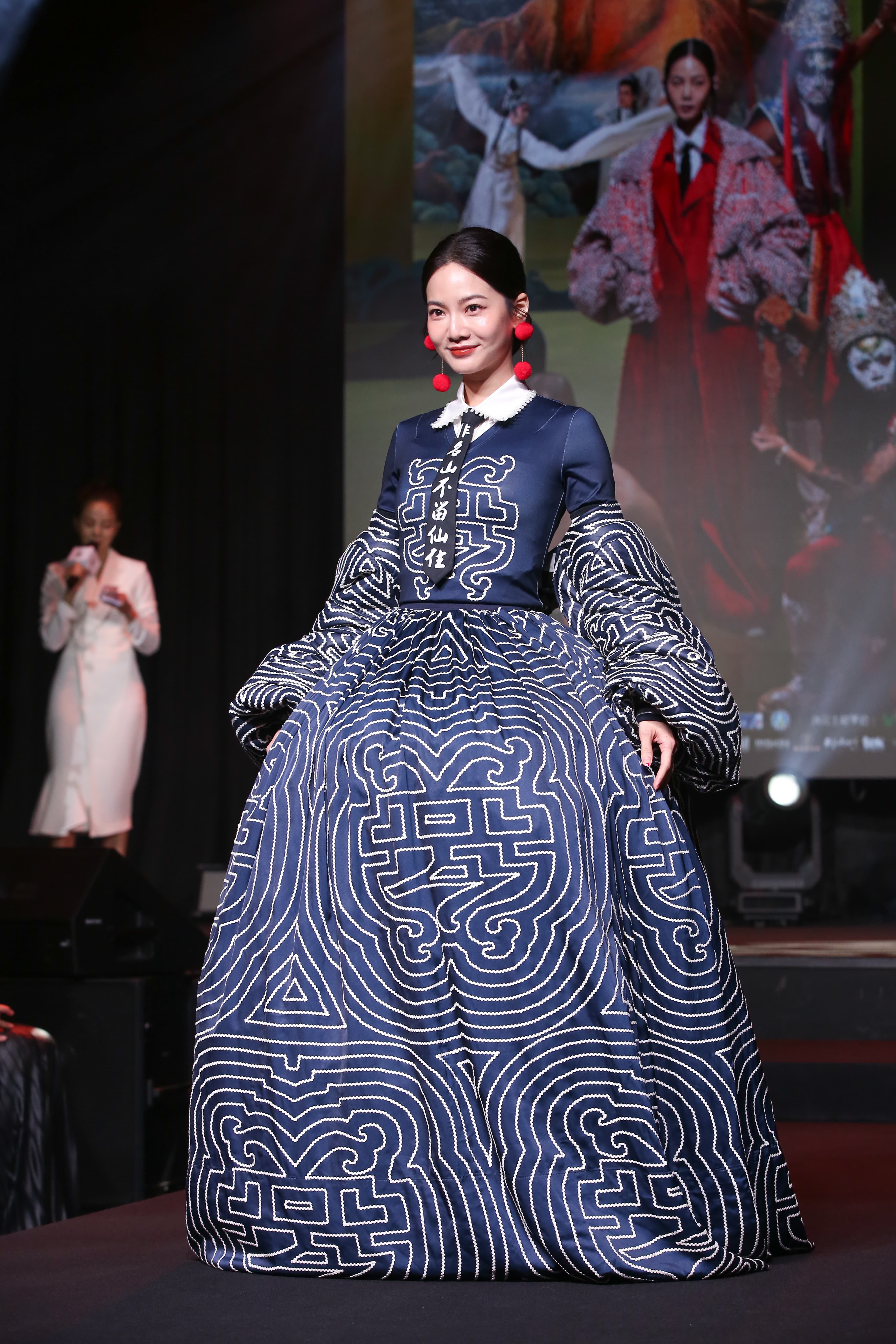 曾之喬身穿JUST IN XX禮服,印花為傳統建築彩繪大師莊武男的作品。